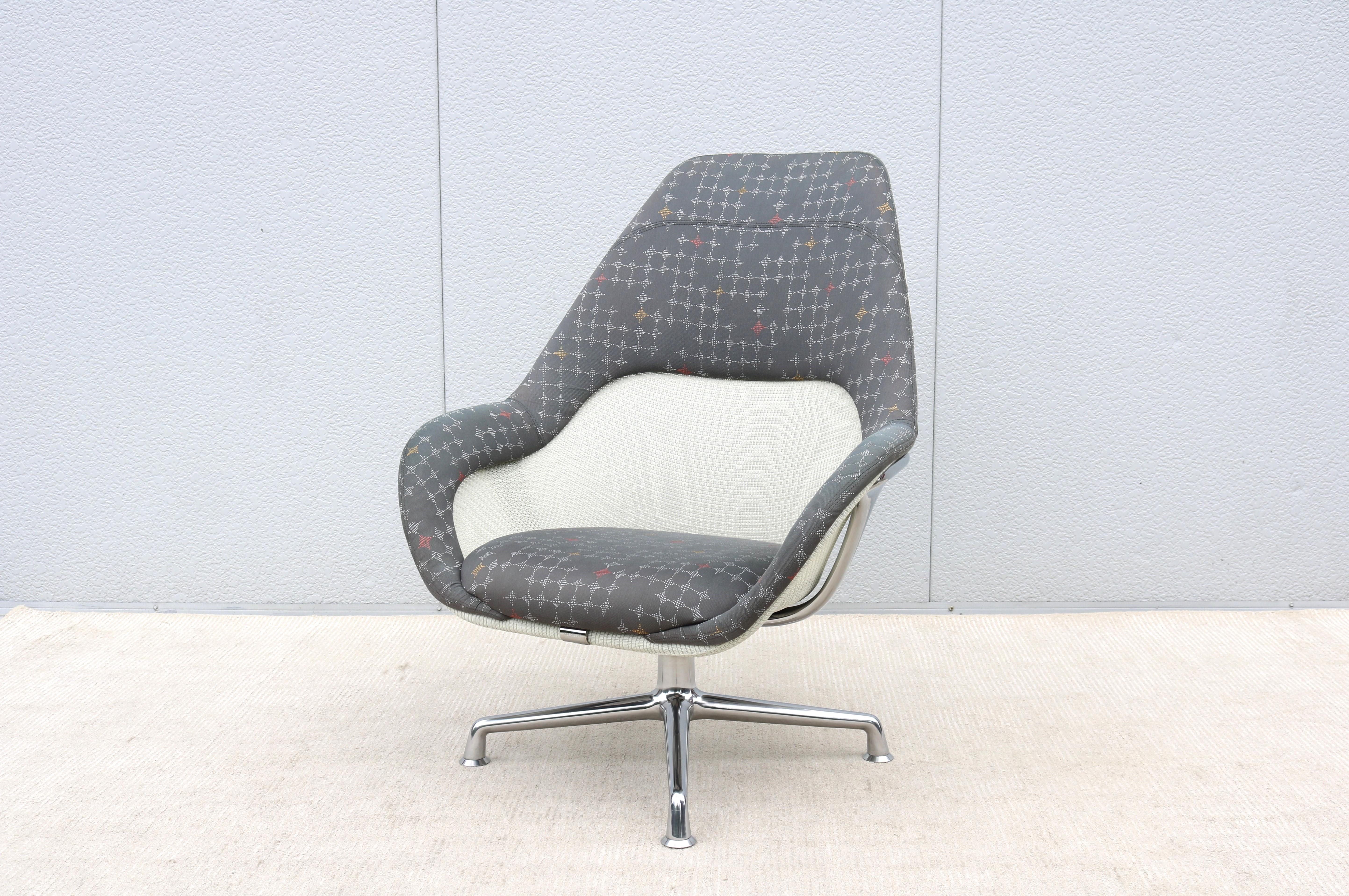 Die moderne Schönheit und das elegante Design des SW_1 Hochlehner-Kollaborations-Drehsessels fügen sich nahtlos in jede Umgebung und in das klassische Design der Jahrhundertmitte ein. 
Der atmungsaktive Netzrücken sorgt für mehr Komfort bei langen