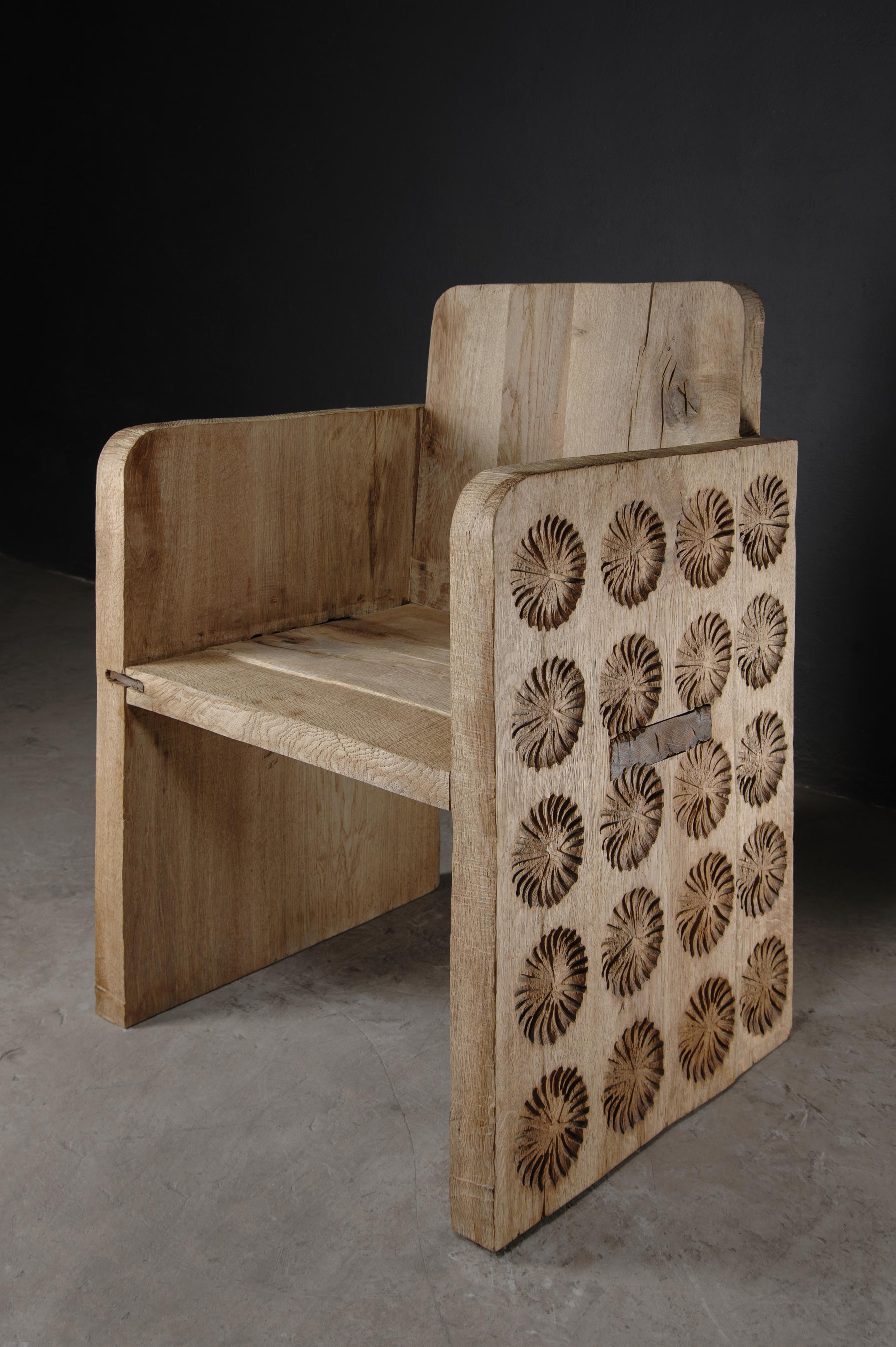 Sillón Esculpido Contemporáneo, Patrón de Flores, Madera Maciza de Roble, Claro en venta 4