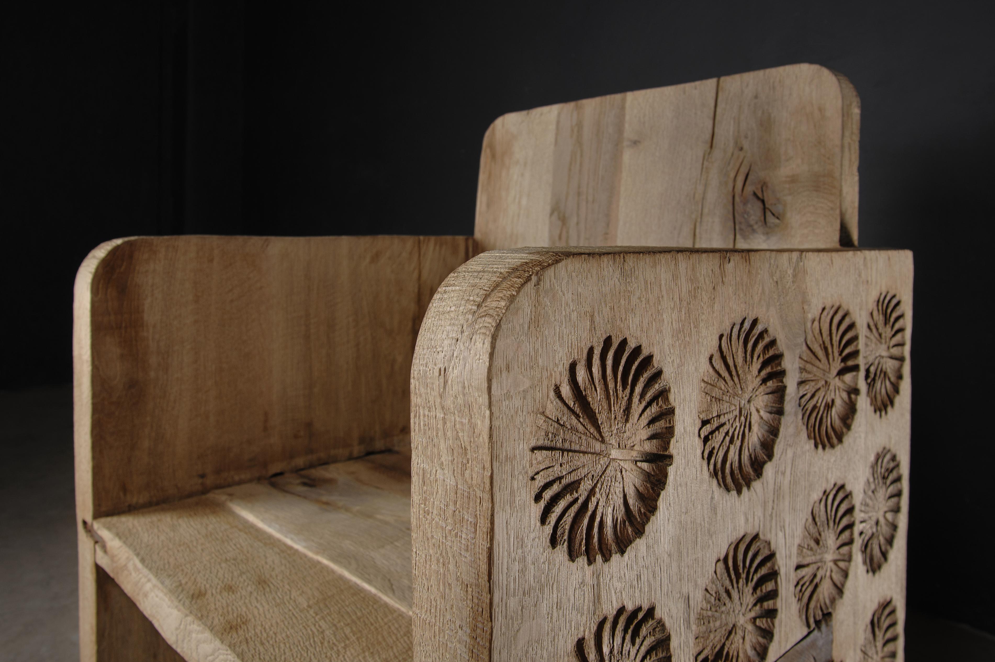 Sillón Esculpido Contemporáneo, Patrón de Flores, Madera Maciza de Roble, Claro en venta 6