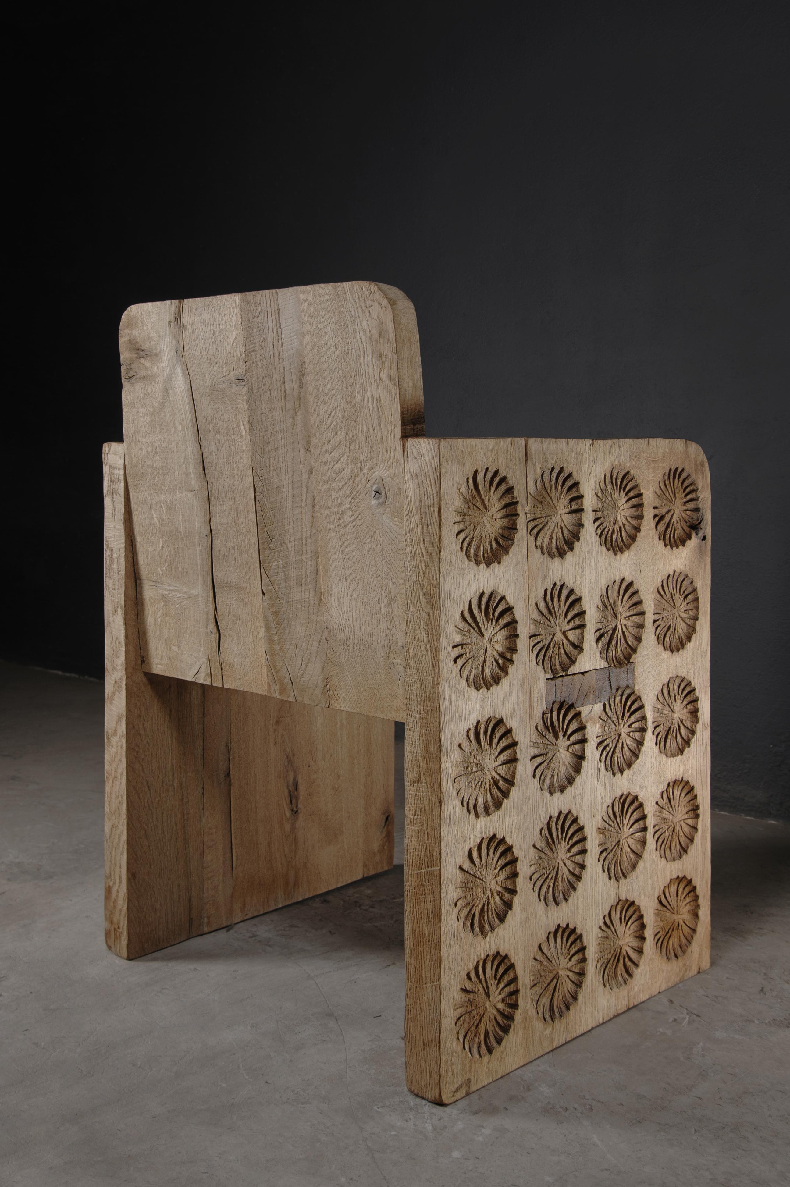 Sillón Esculpido Contemporáneo, Patrón de Flores, Madera Maciza de Roble, Claro en venta 12