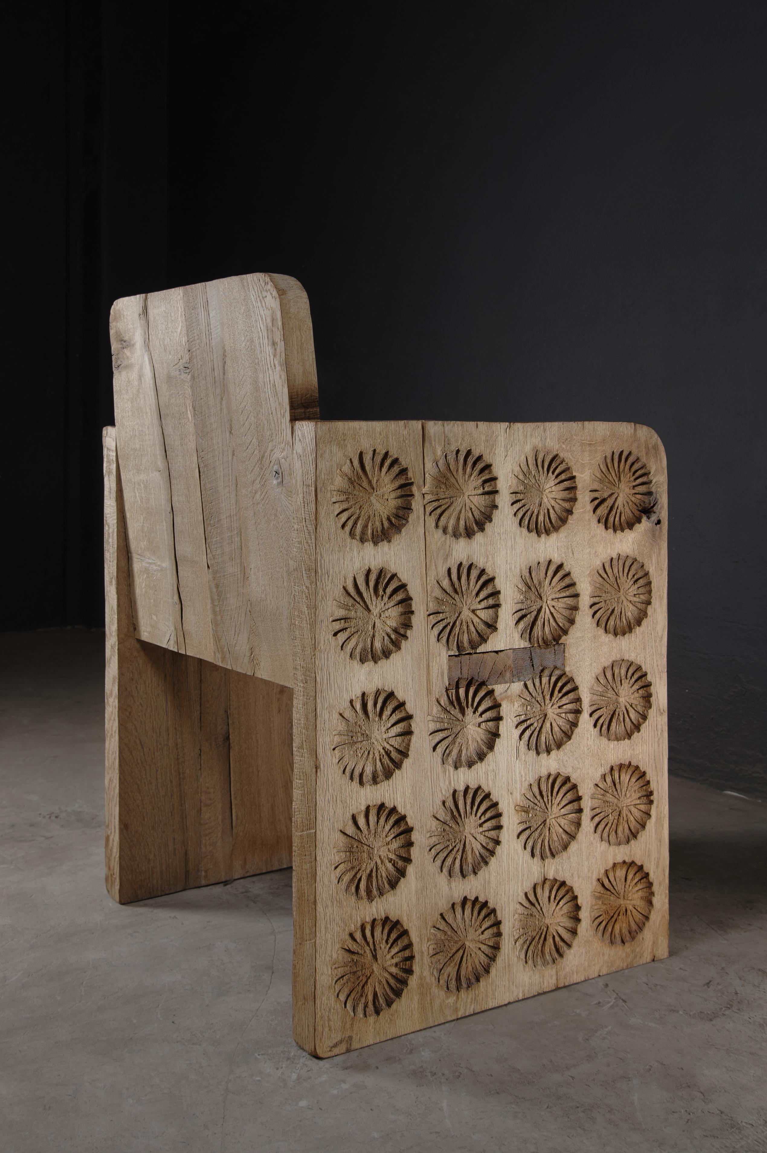 Sillón Esculpido Contemporáneo, Patrón de Flores, Madera Maciza de Roble, Claro en venta 13