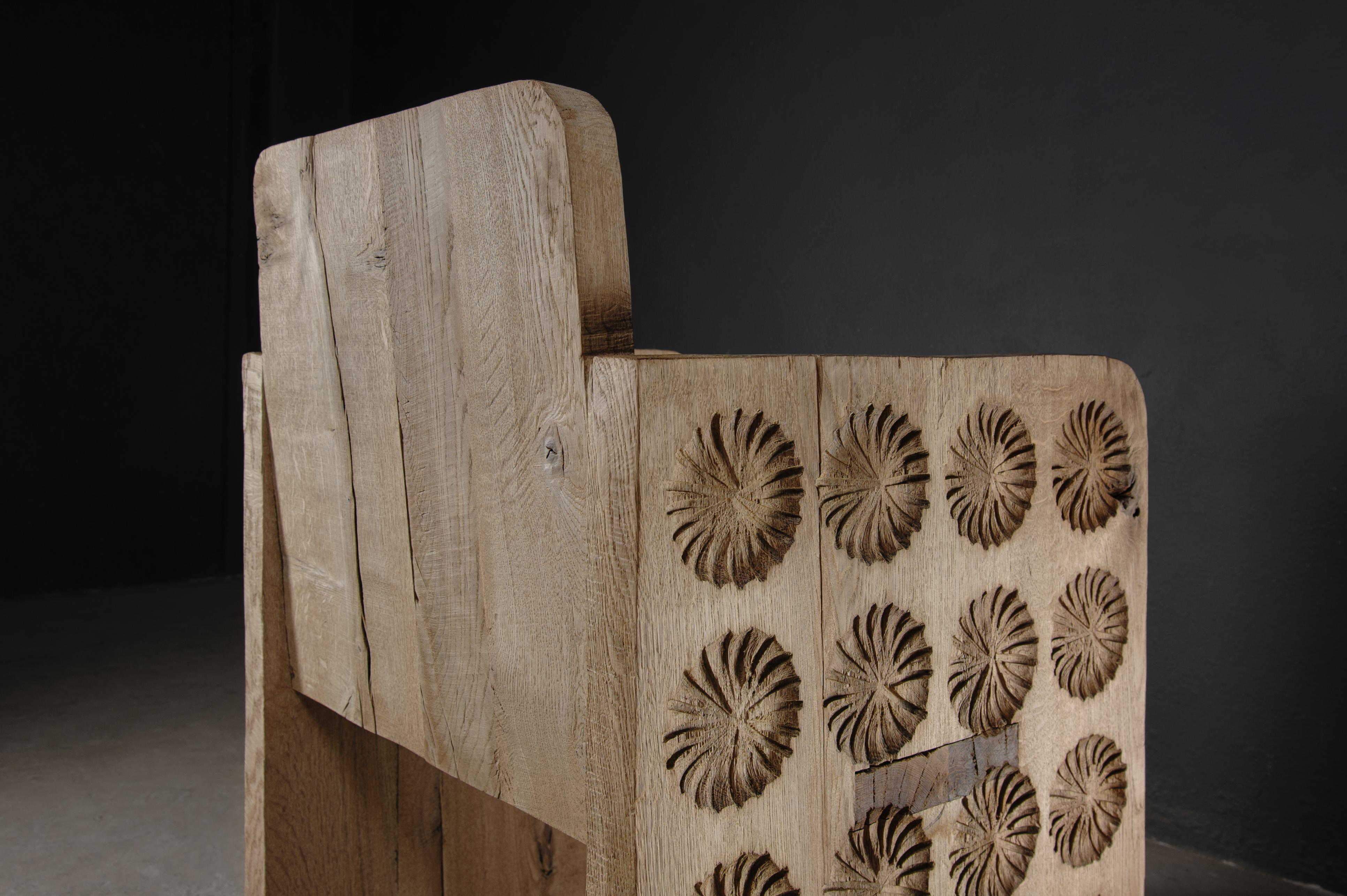 Sillón Esculpido Contemporáneo, Patrón de Flores, Madera Maciza de Roble, Claro en venta 14