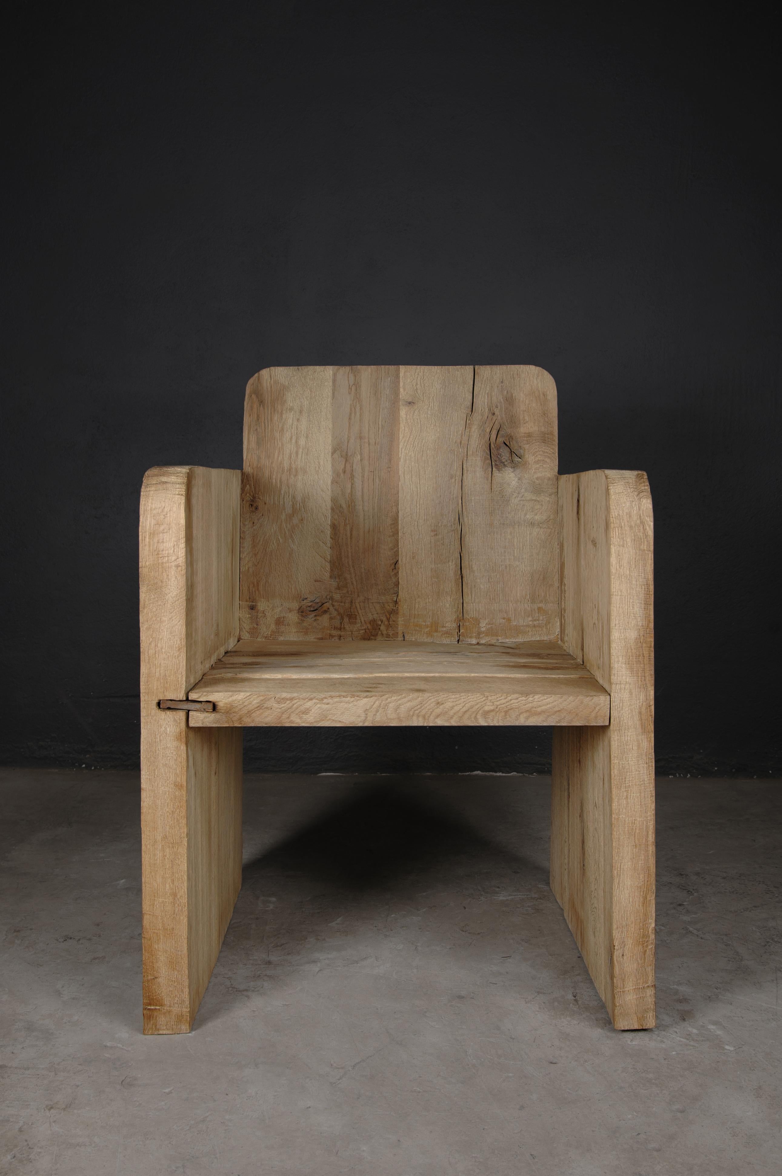 Sillón Esculpido Contemporáneo, Patrón de Flores, Madera Maciza de Roble, Claro Brutalista en venta