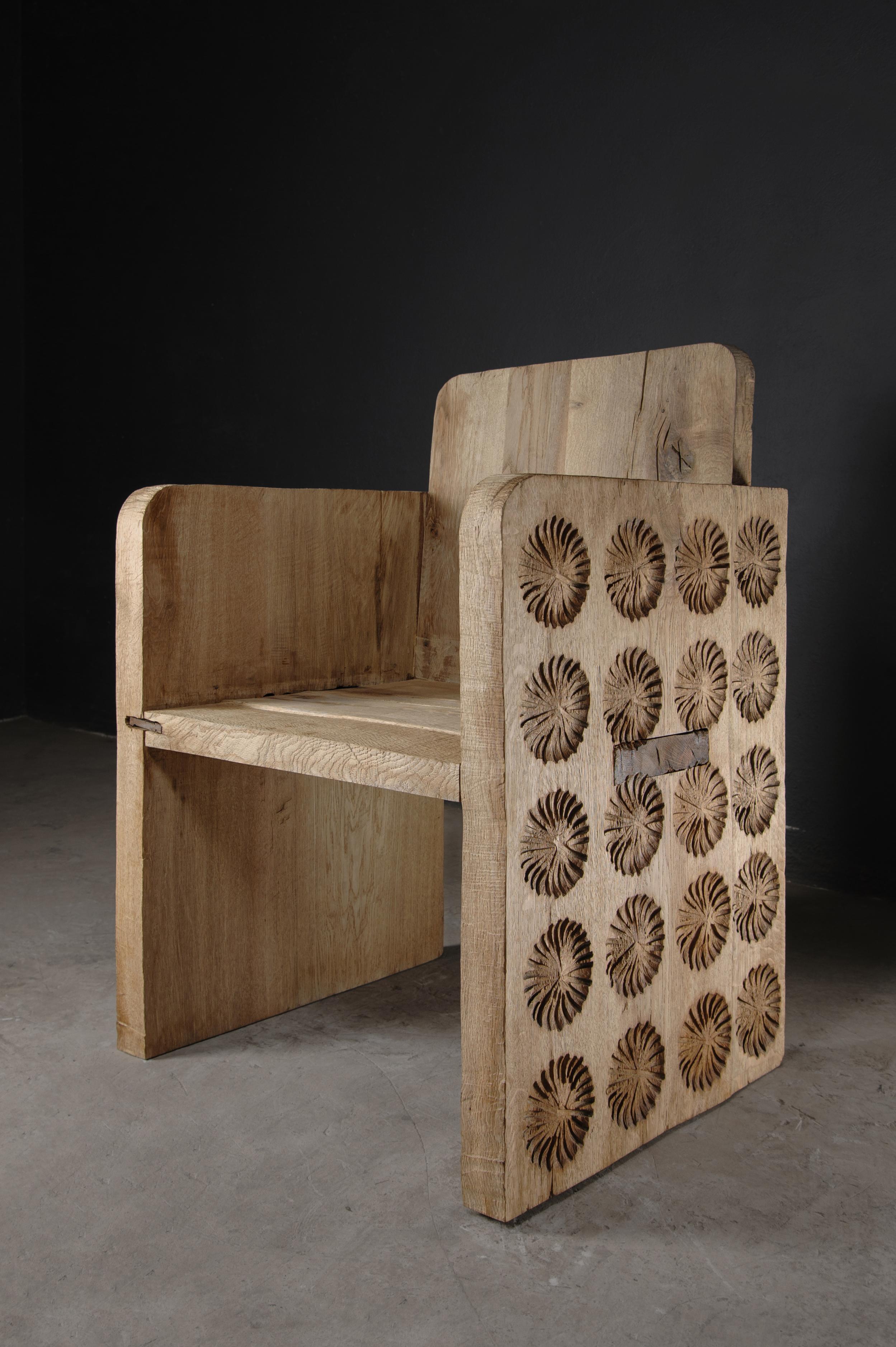 Sillón Esculpido Contemporáneo, Patrón de Flores, Madera Maciza de Roble, Claro en Nuevo estado para la venta en Paris, IDF
