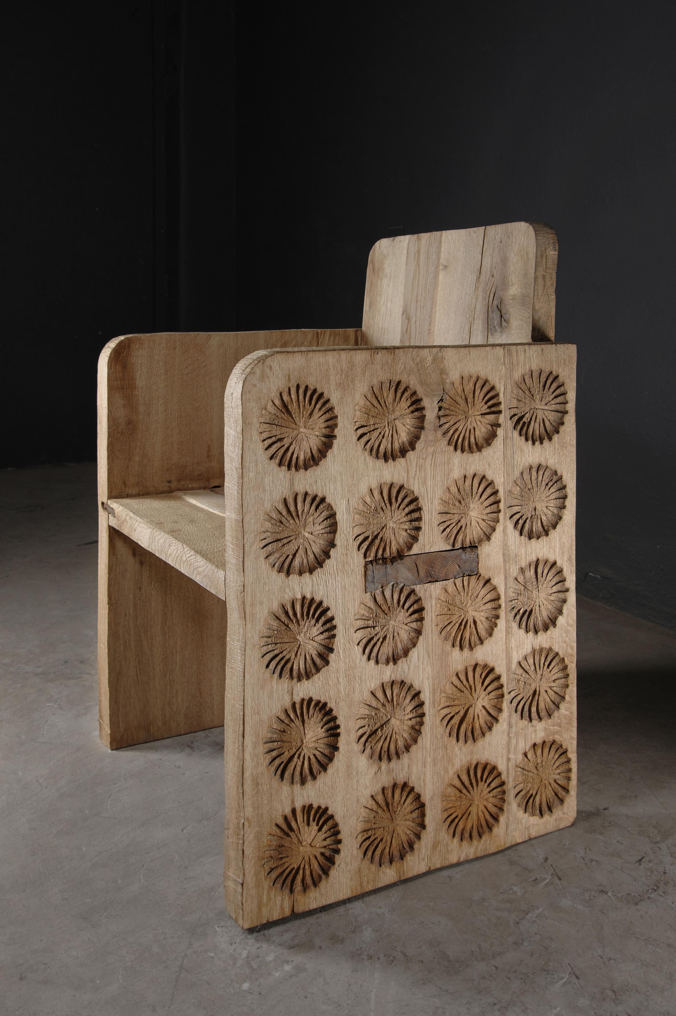 Sillón Esculpido Contemporáneo, Patrón de Flores, Madera Maciza de Roble, Claro Siglo XXI y contemporáneo en venta