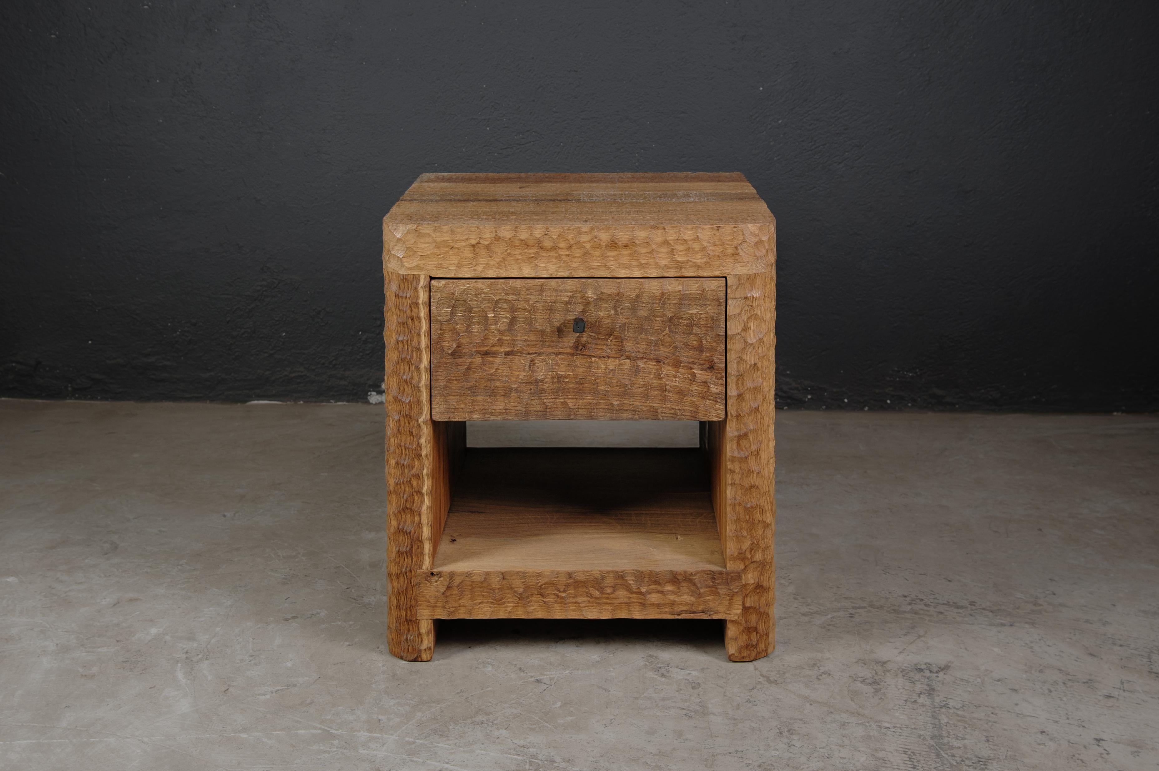 Table de chevet sculptée contemporaine en bois de chêne massif, texture martelée (+ huile de lin)

Sculptée à la main par l'artiste

Dimensions : H. 50 x 40 x 40 cm
Personnalisable

Pièce unique réalisée sur commande
------

Le studio de design Sóha