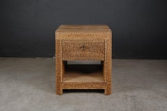 Mesilla de noche esculpida contemporánea de madera maciza de roble, textura martillada