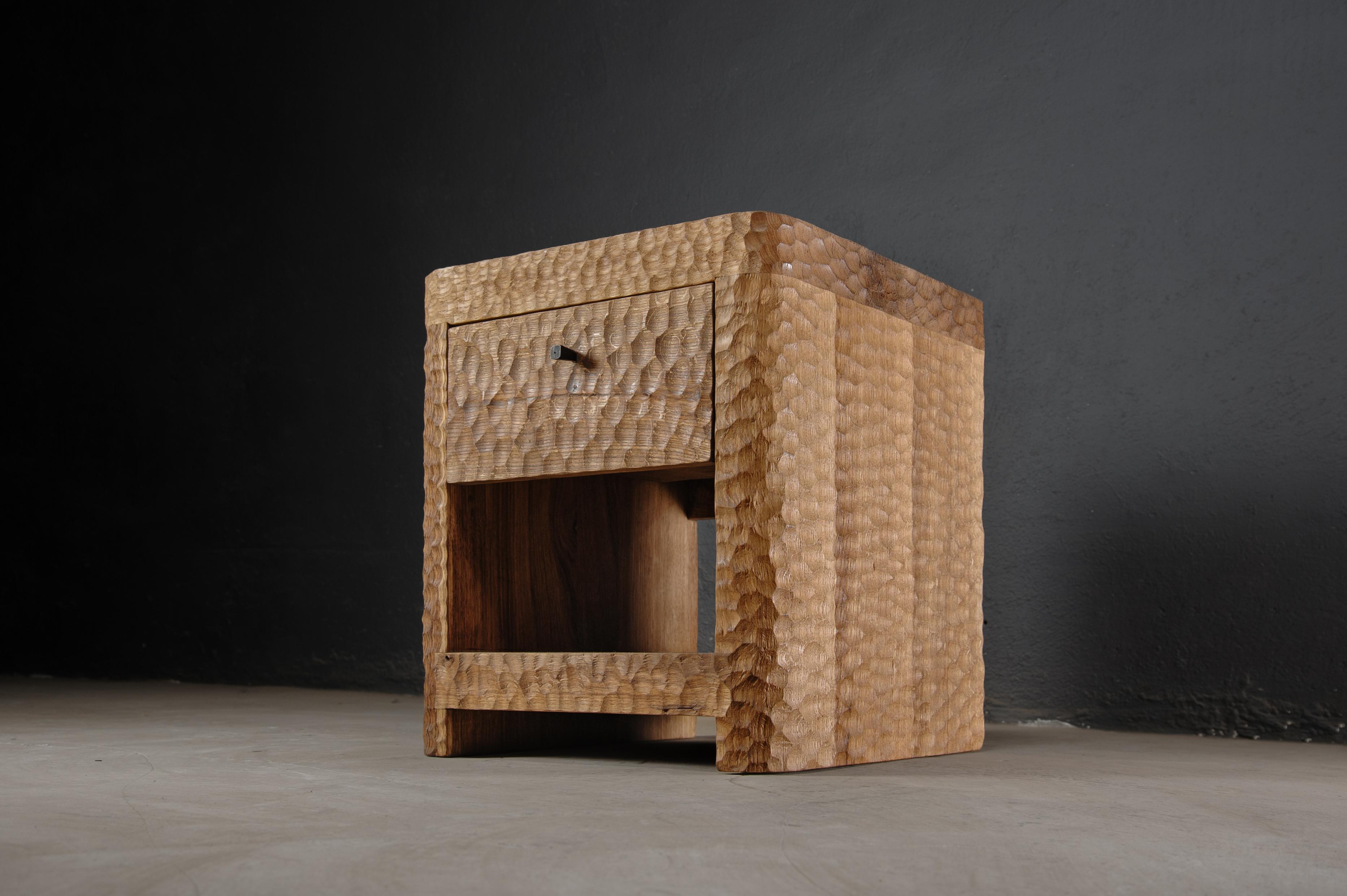 Brutalisme Table de chevet sculptée contemporaine en bois d'Oak Wood massif, texture martelée en vente