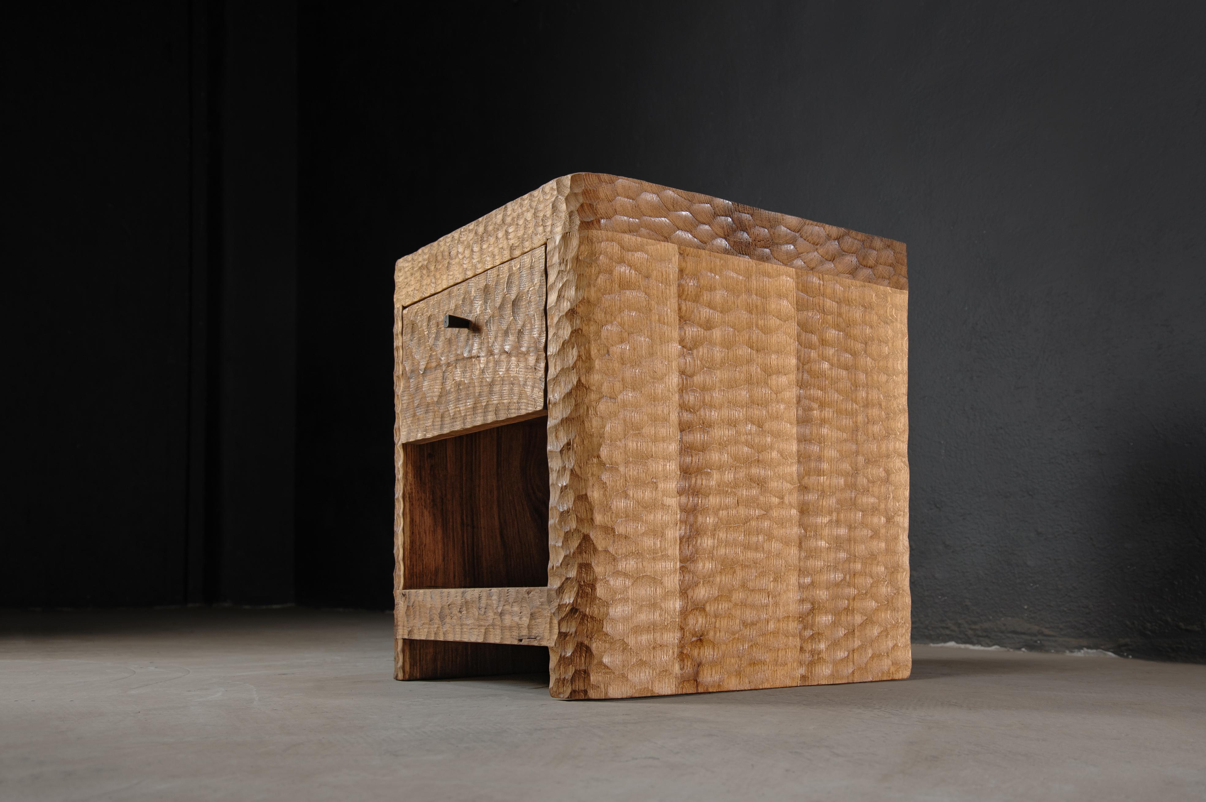 Russe Table de chevet sculptée contemporaine en bois d'Oak Wood massif, texture martelée en vente