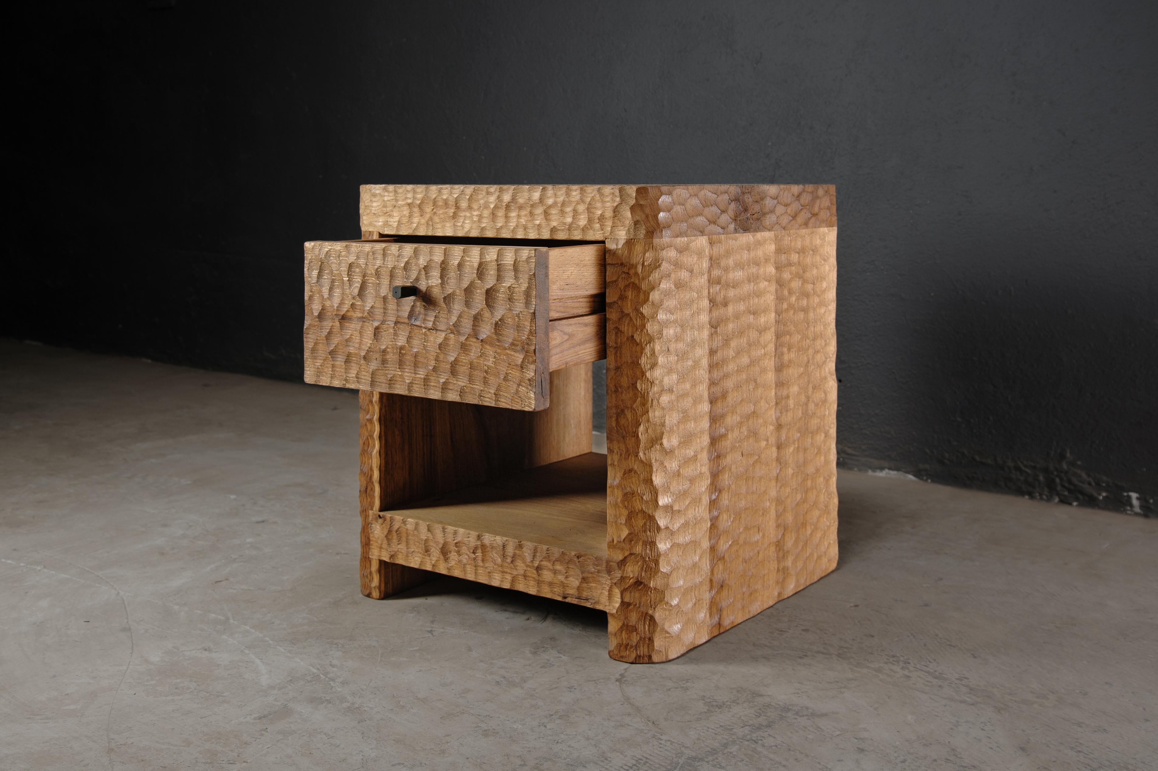 Chêne Table de chevet sculptée contemporaine en bois d'Oak Wood massif, texture martelée en vente