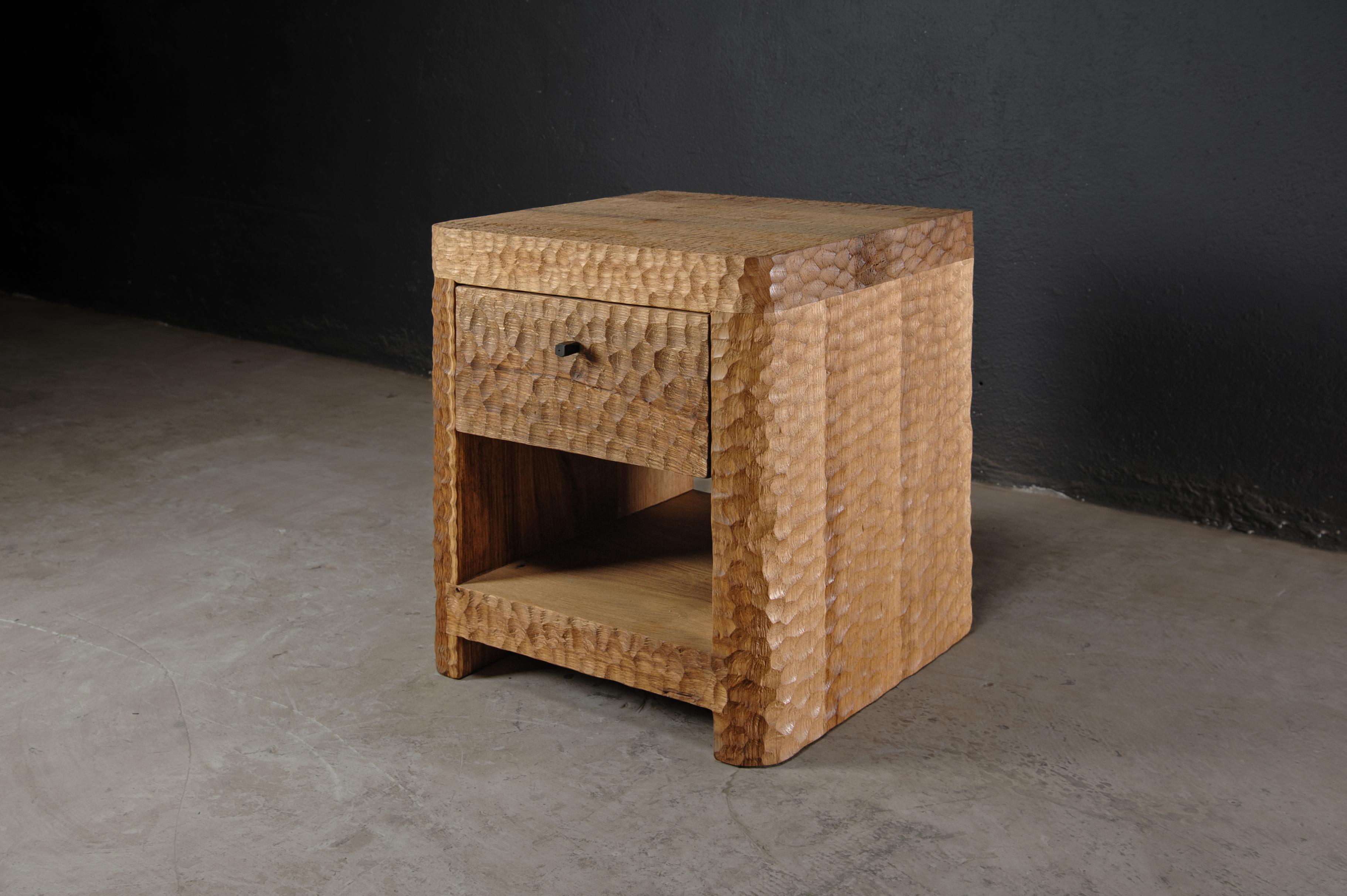 Table de chevet sculptée contemporaine en bois d'Oak Wood massif, texture martelée en vente 1