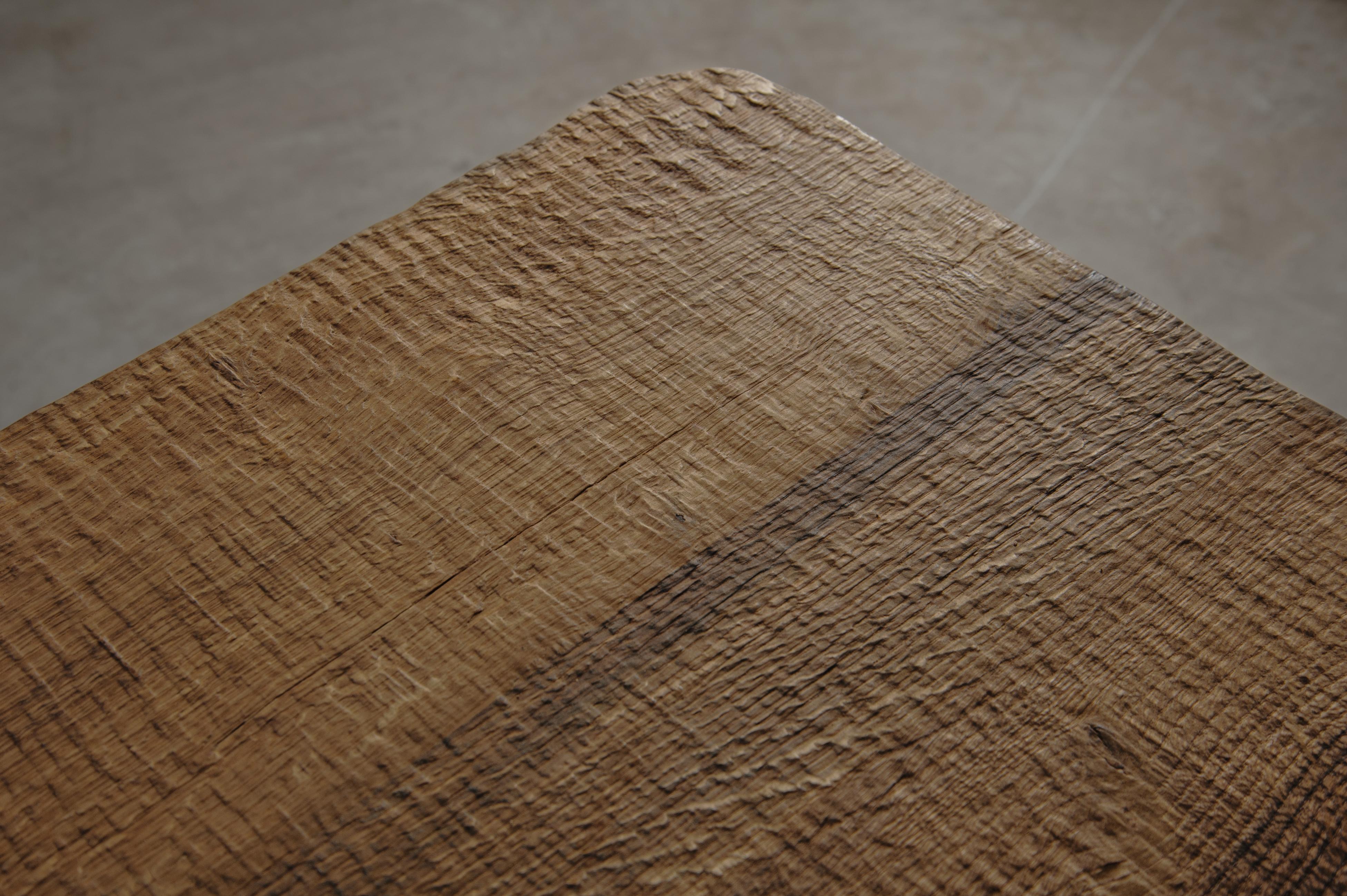 Table de chevet sculptée contemporaine en bois d'Oak Wood massif, texture martelée en vente 2