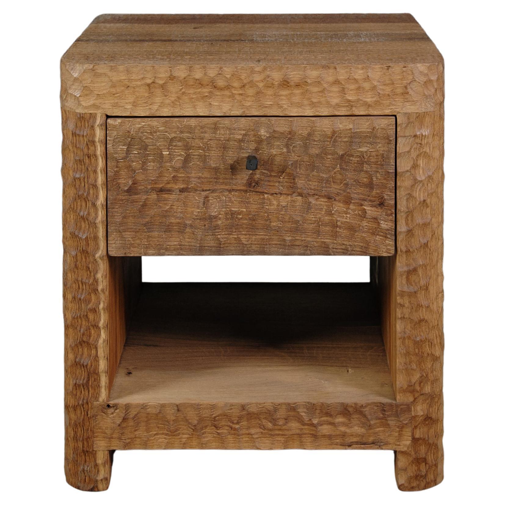 Table de chevet sculptée contemporaine en bois d
Oak Wood massif, texture martelée
