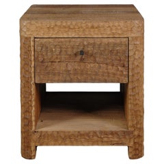 Table de chevet sculptée contemporaine en bois d'Oak Wood massif, texture martelée