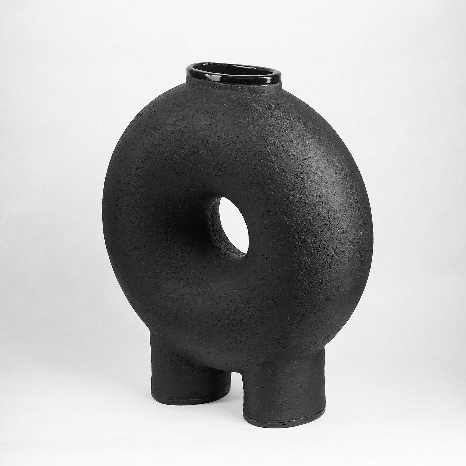 Céramique Vase contemporain en céramique noire sculptée, Vase à deux pieds Kumanec par Faina en vente