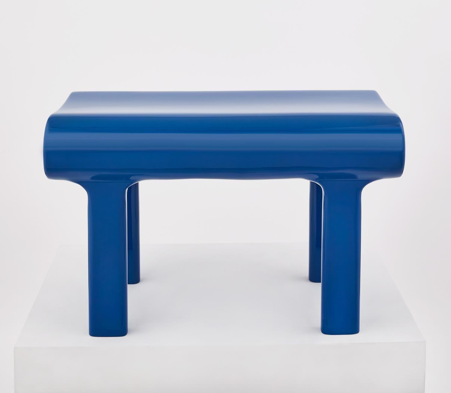 Banc contemporain sculpté en bois bleu avec finition acrylique. Chaque banc est construit en hêtre massif et revêtu d'une finition acrylique brillante. Conçu par Zelonky Studios, une icône minimaliste instantanée, rejoignant le panthéon des