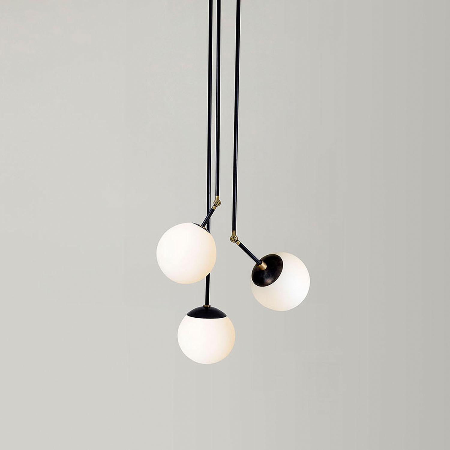 Colgante contemporáneo esculpido en latón y cristal, Tango Tres Globos by Paul Matter

Tango nace de la experimentación lúdica con componentes de iluminación vintage.
El latón quemado y envejecido y el vidrio grabado se combinan para crear
