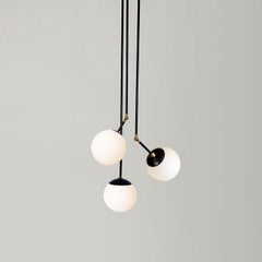 Ciondolo contemporaneo in ottone e vetro scolpito, Tango Three Globe di Paul Matter