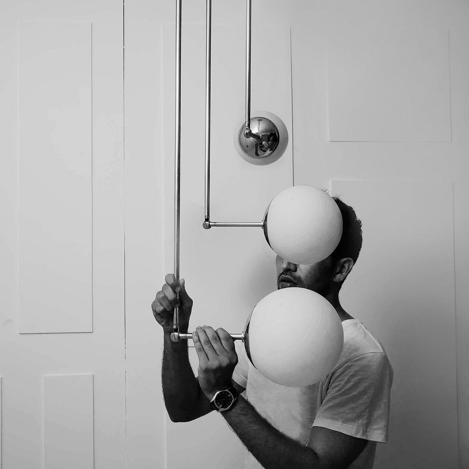 Colgante contemporáneo esculpido en latón y cristal, Tango Tres Globos by Paul Matter Posmoderno en venta
