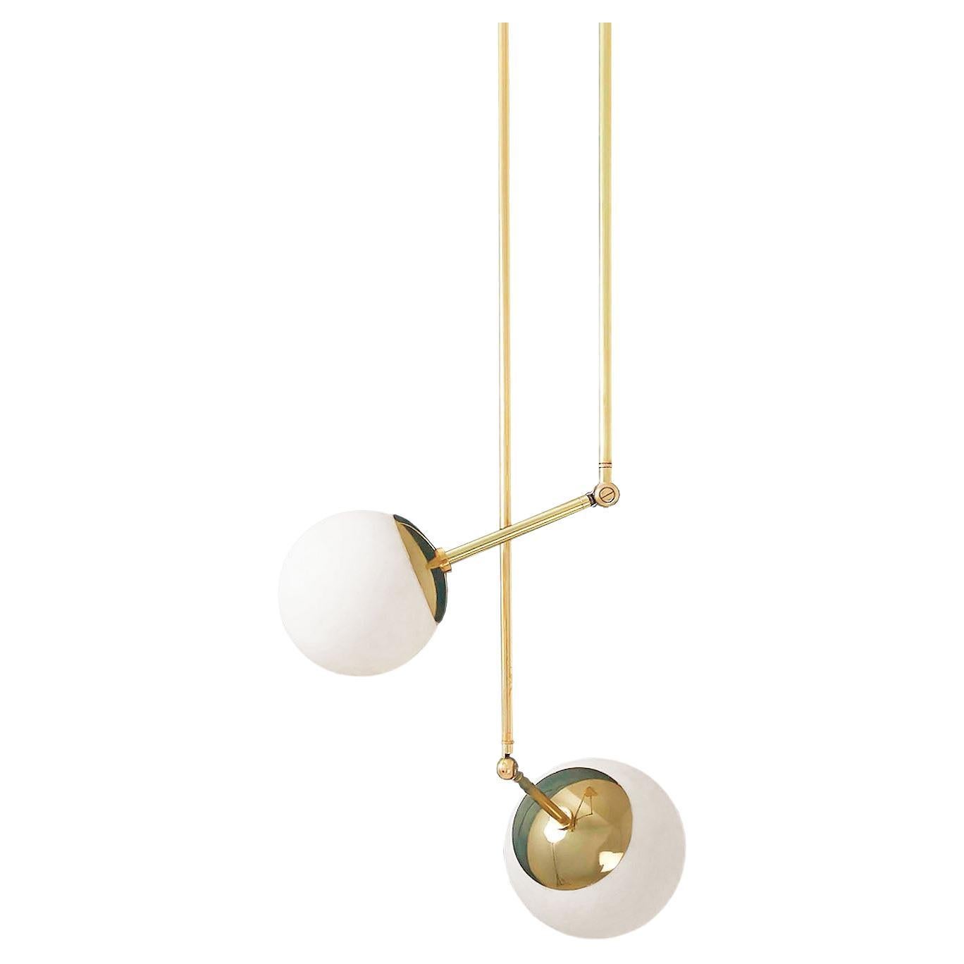 Colgante contemporáneo esculpido en latón y cristal, Tango Two Globe de Paul Matter