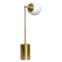 Lampe de table contemporaine en laiton sculpté et verre, Tango One Globe par Paul Matter