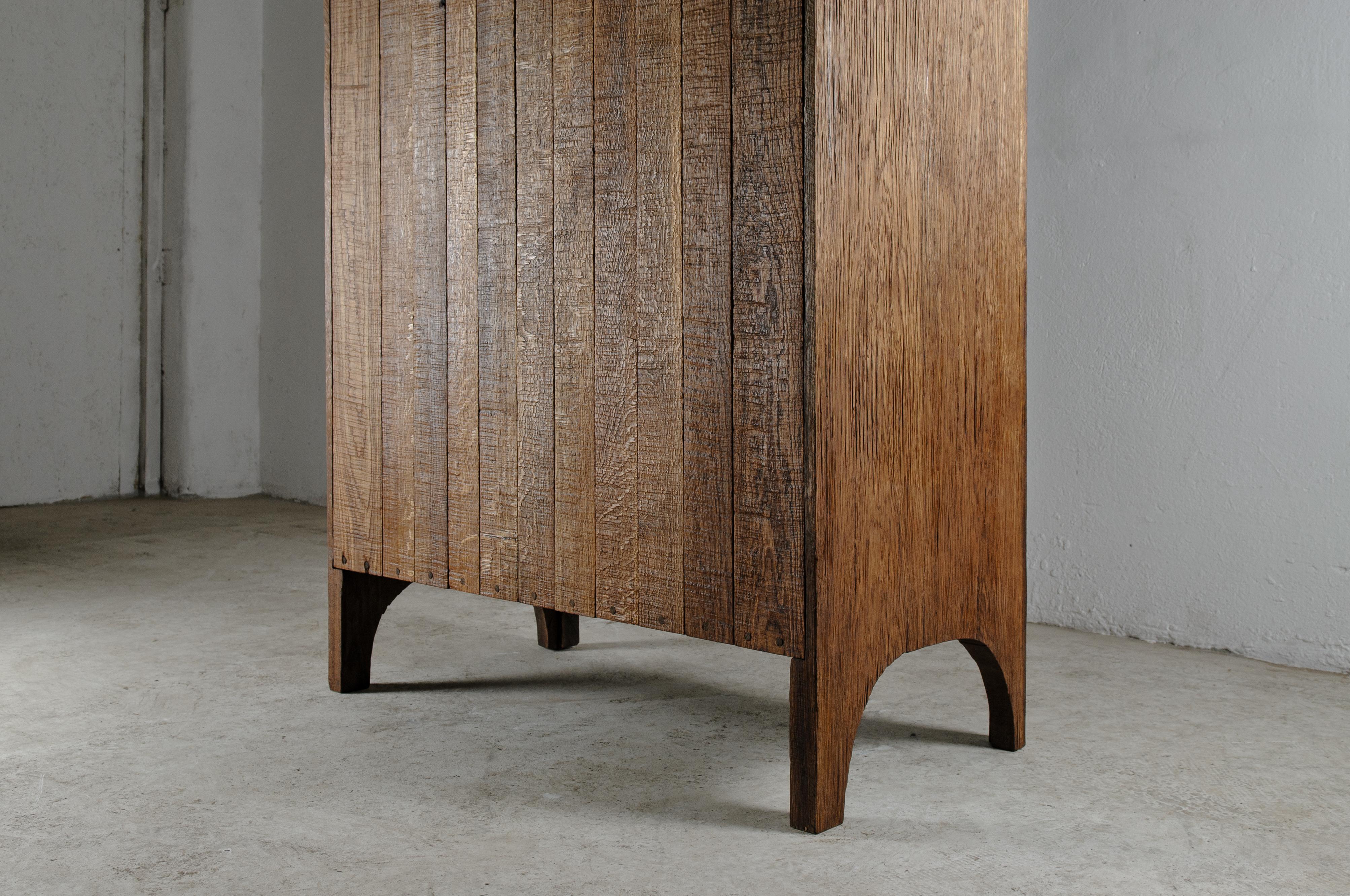 Buffet contemporaneo scolpito in Oak massiccio in vendita 4