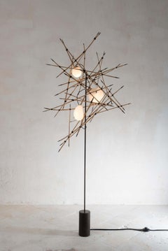 Illuminazione da terra contemporanea scolpita, "A. Einstein Was Right" di Jérôme Pereira