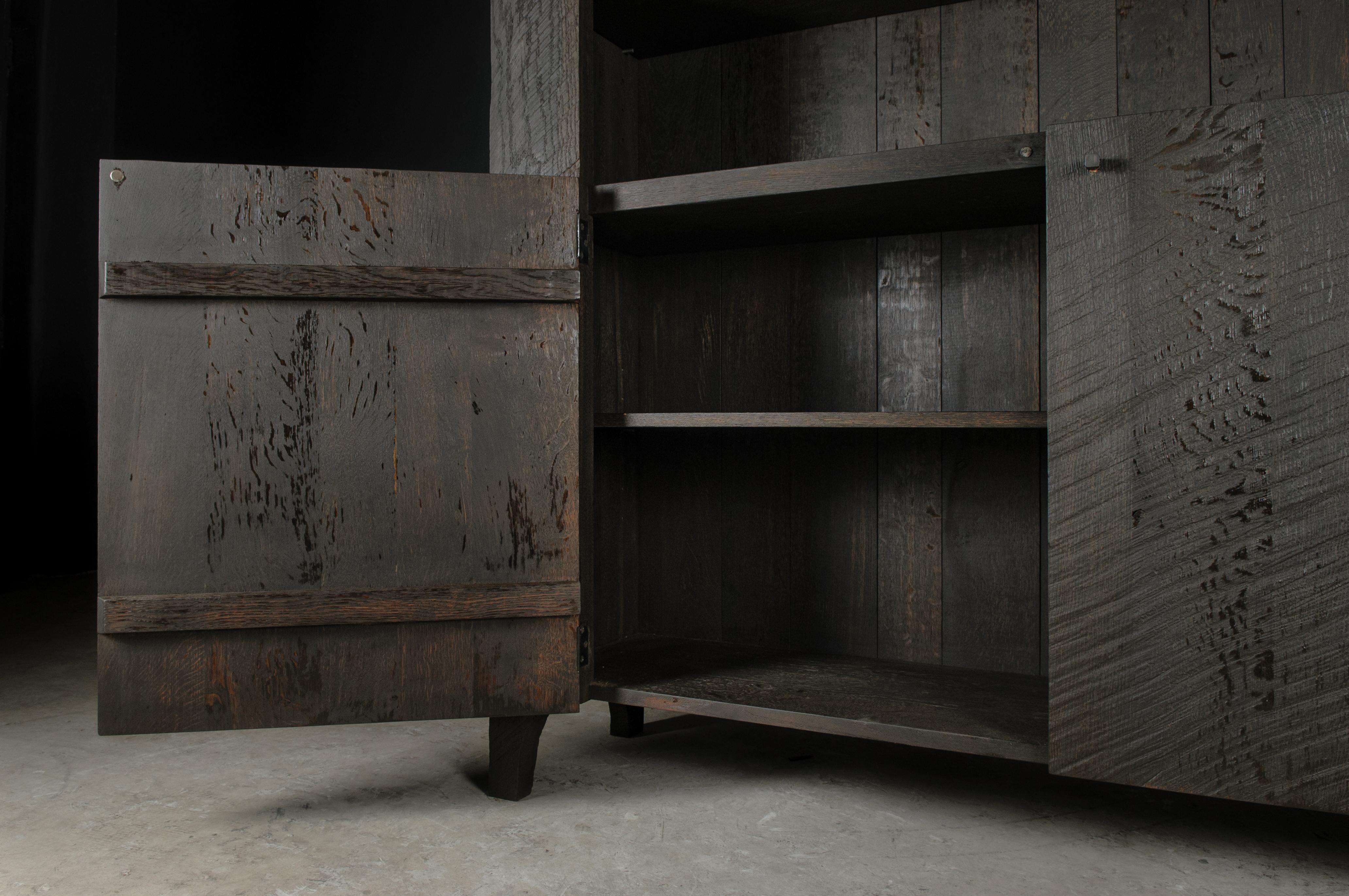 Armario alto esculpido contemporáneo en roble negro macizo en venta 3