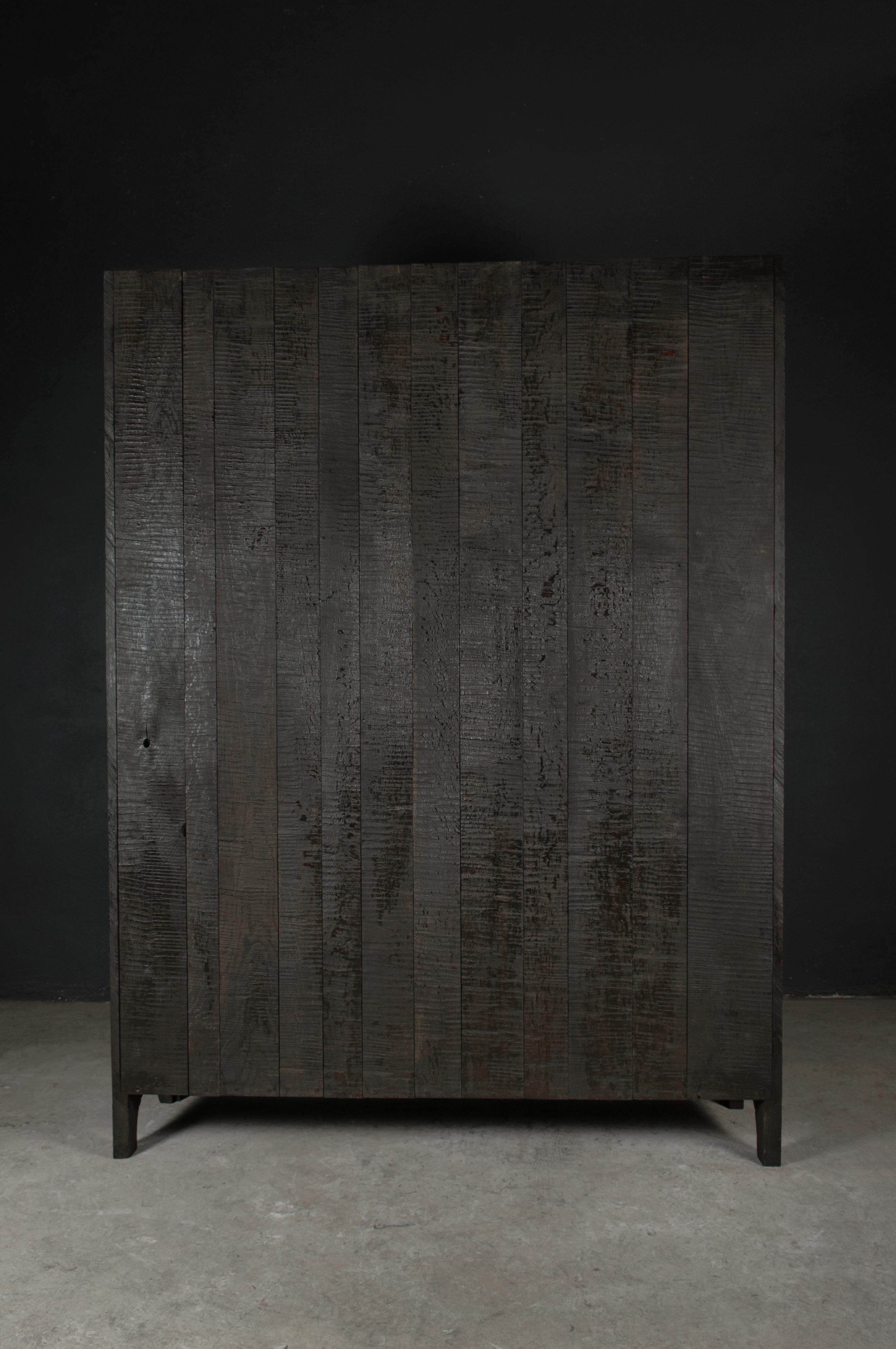 Armario alto esculpido contemporáneo en roble negro macizo en venta 4