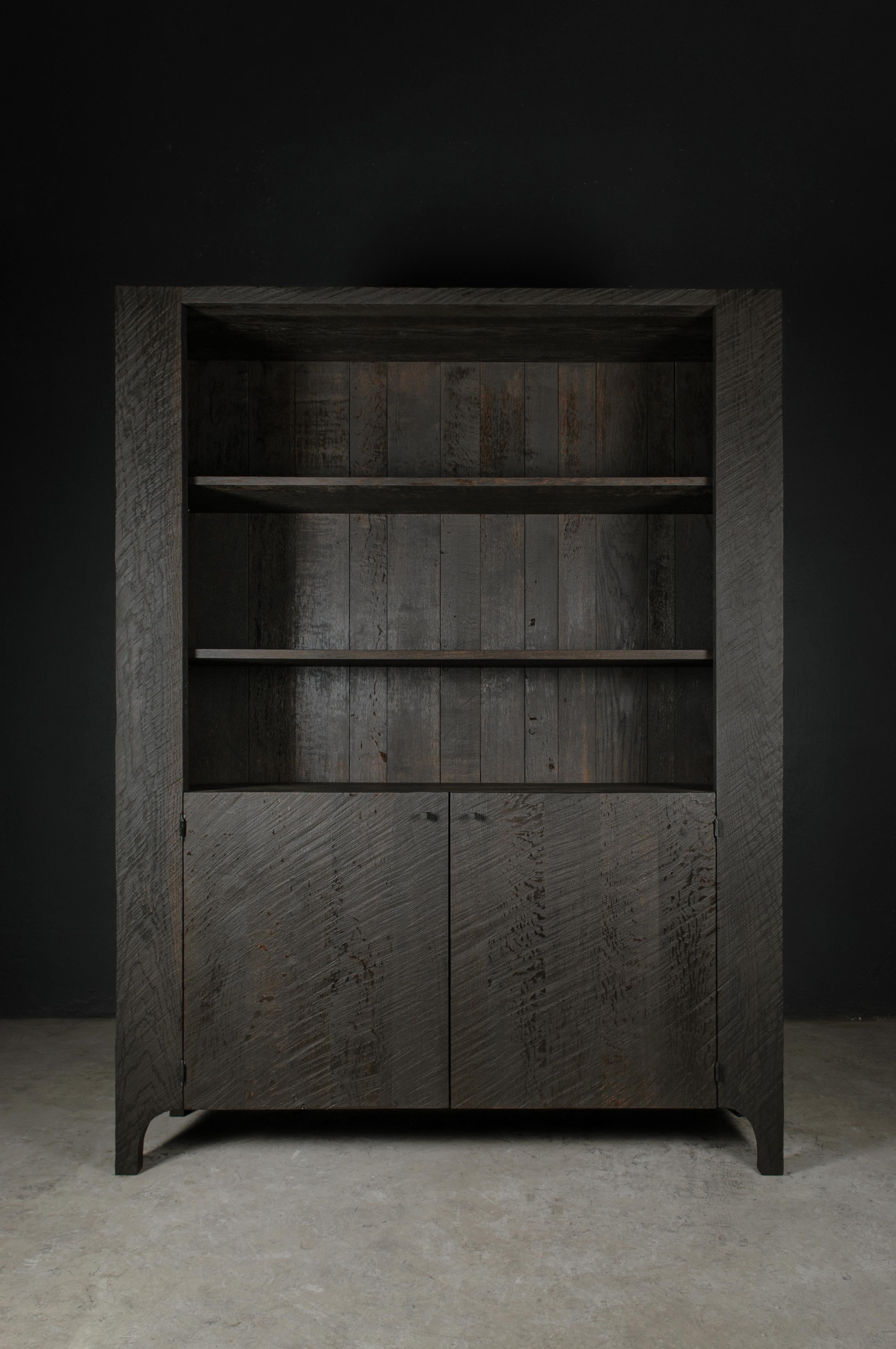 Armario alto esculpido contemporáneo de roble negro macizo (+ aceite de linaza)

Dimensiones: 180 x 140 x 40 cm
Personalizable

Pieza única hecha por encargo.

--------

El estudio de diseño SÓHA concibe y produce muebles de diseño y objetos