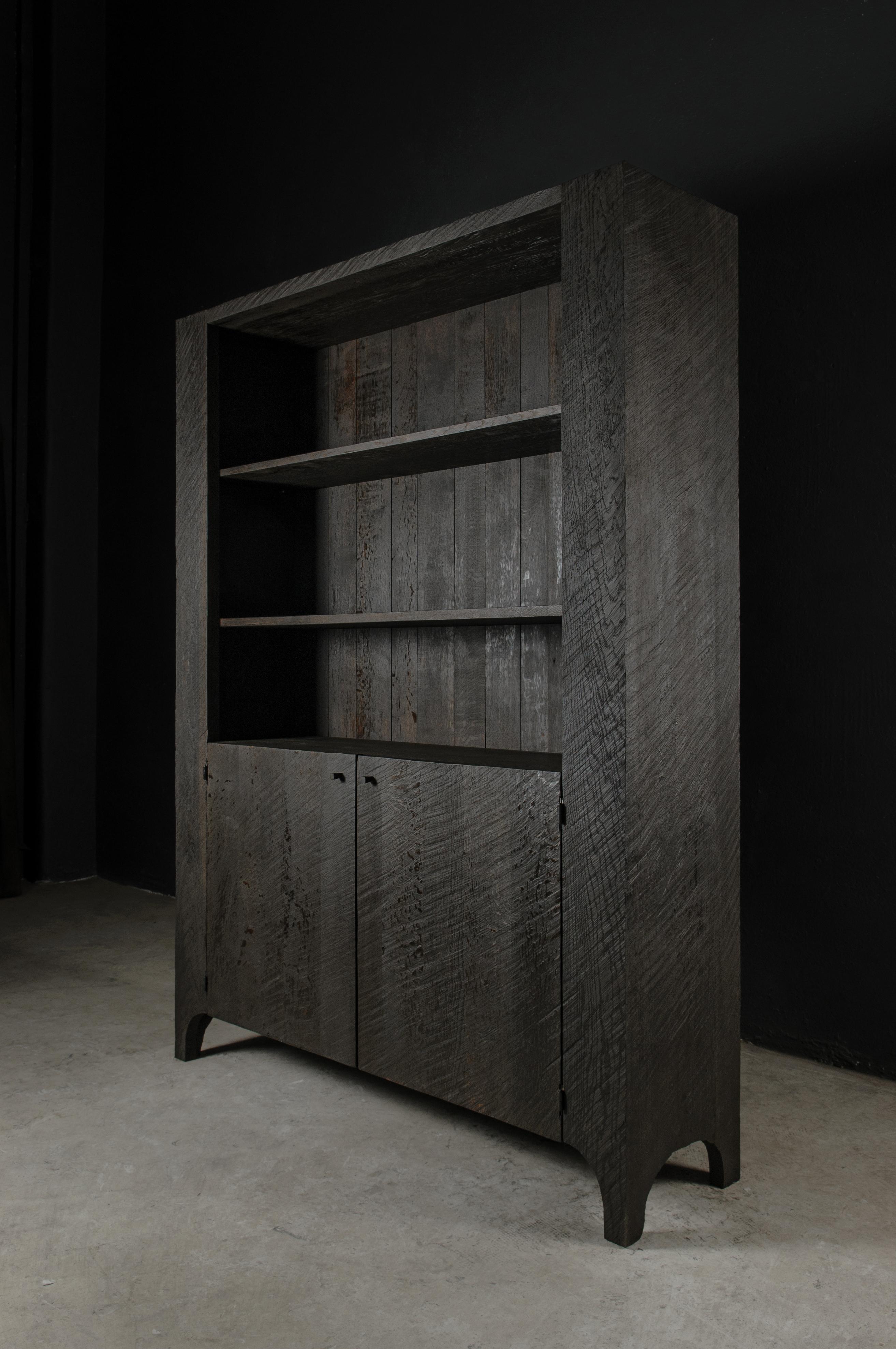 Armario alto esculpido contemporáneo en roble negro macizo Brutalista en venta