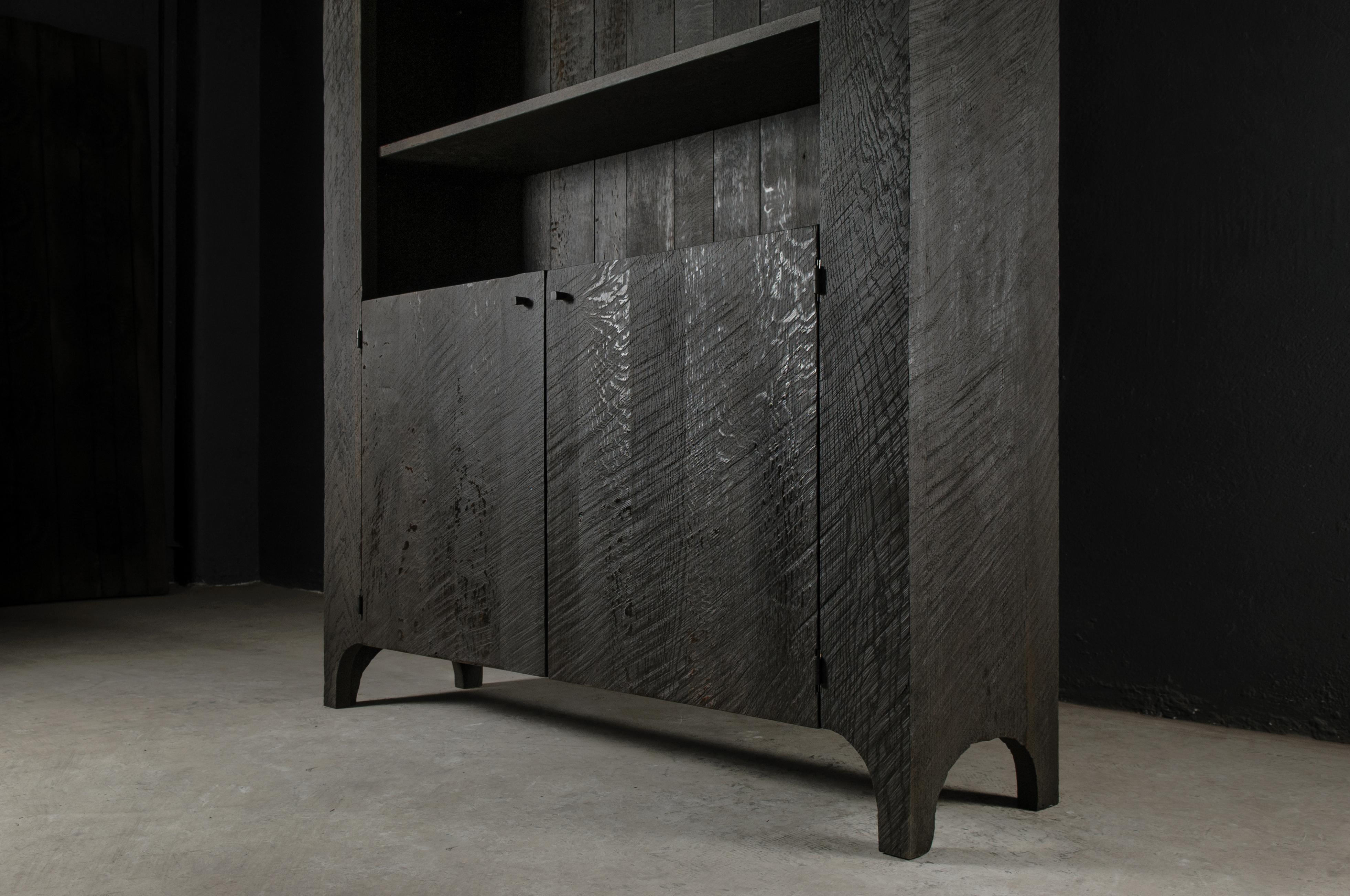 Armario alto esculpido contemporáneo en roble negro macizo Ruso en venta