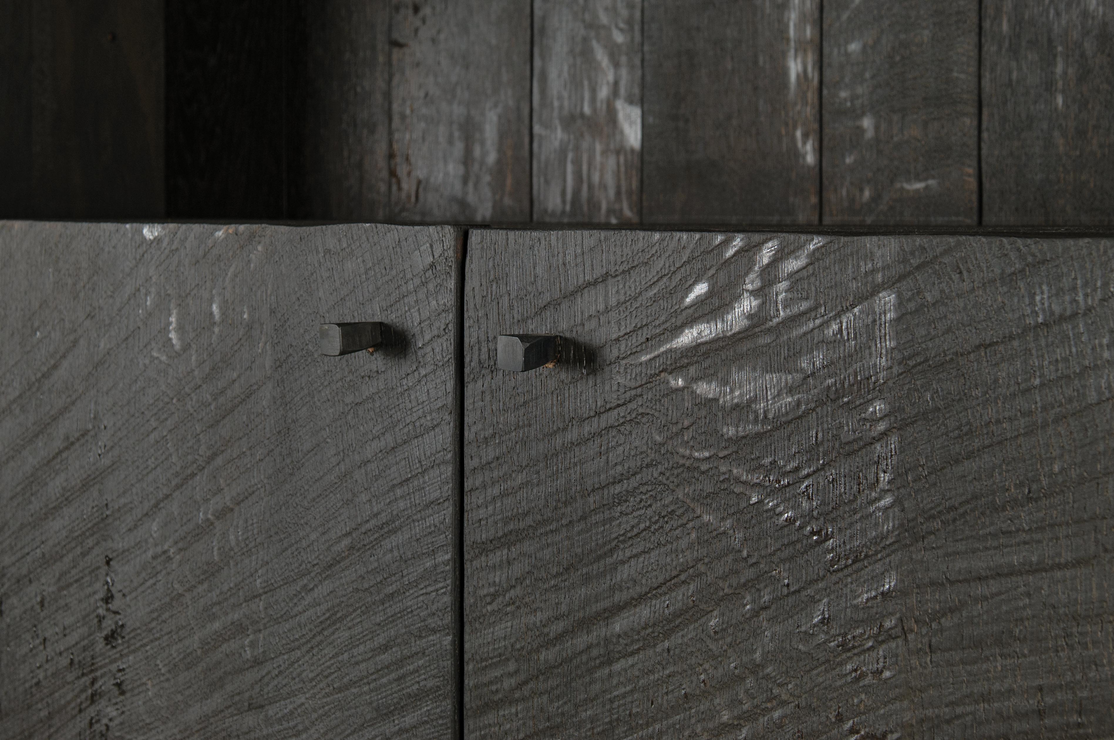 Armario alto esculpido contemporáneo en roble negro macizo en Nuevo estado para la venta en Paris, IDF