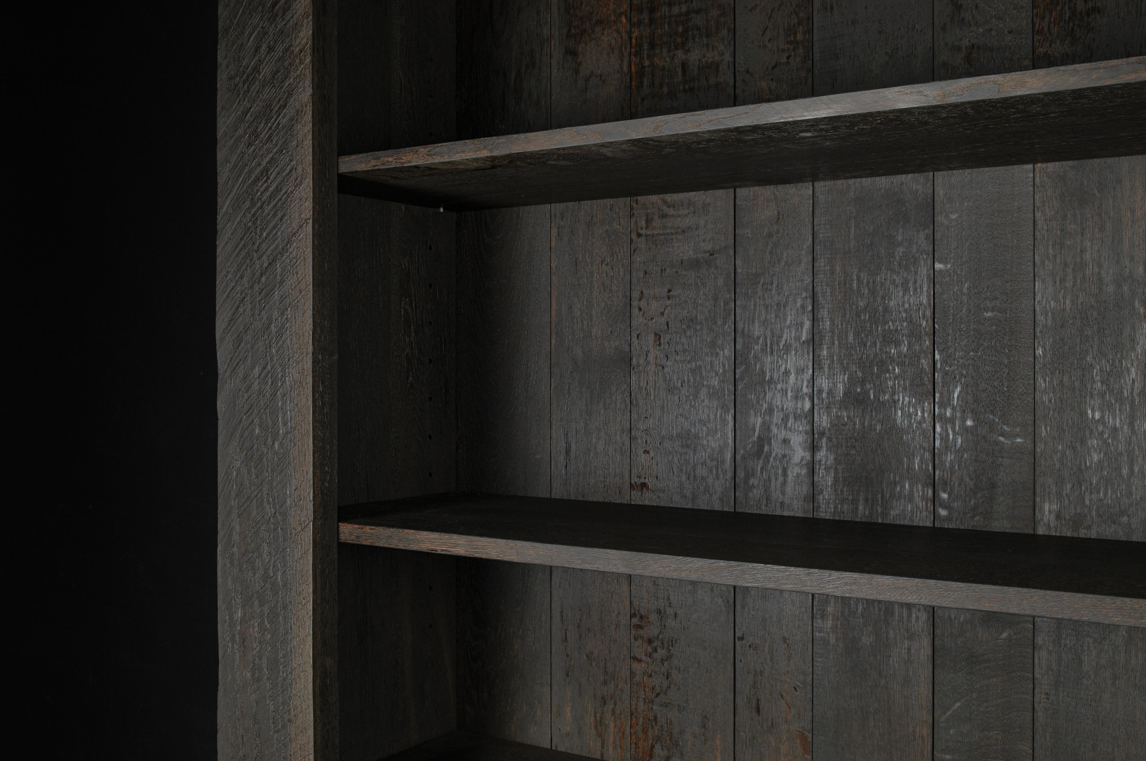 Armario alto esculpido contemporáneo en roble negro macizo Siglo XXI y contemporáneo en venta