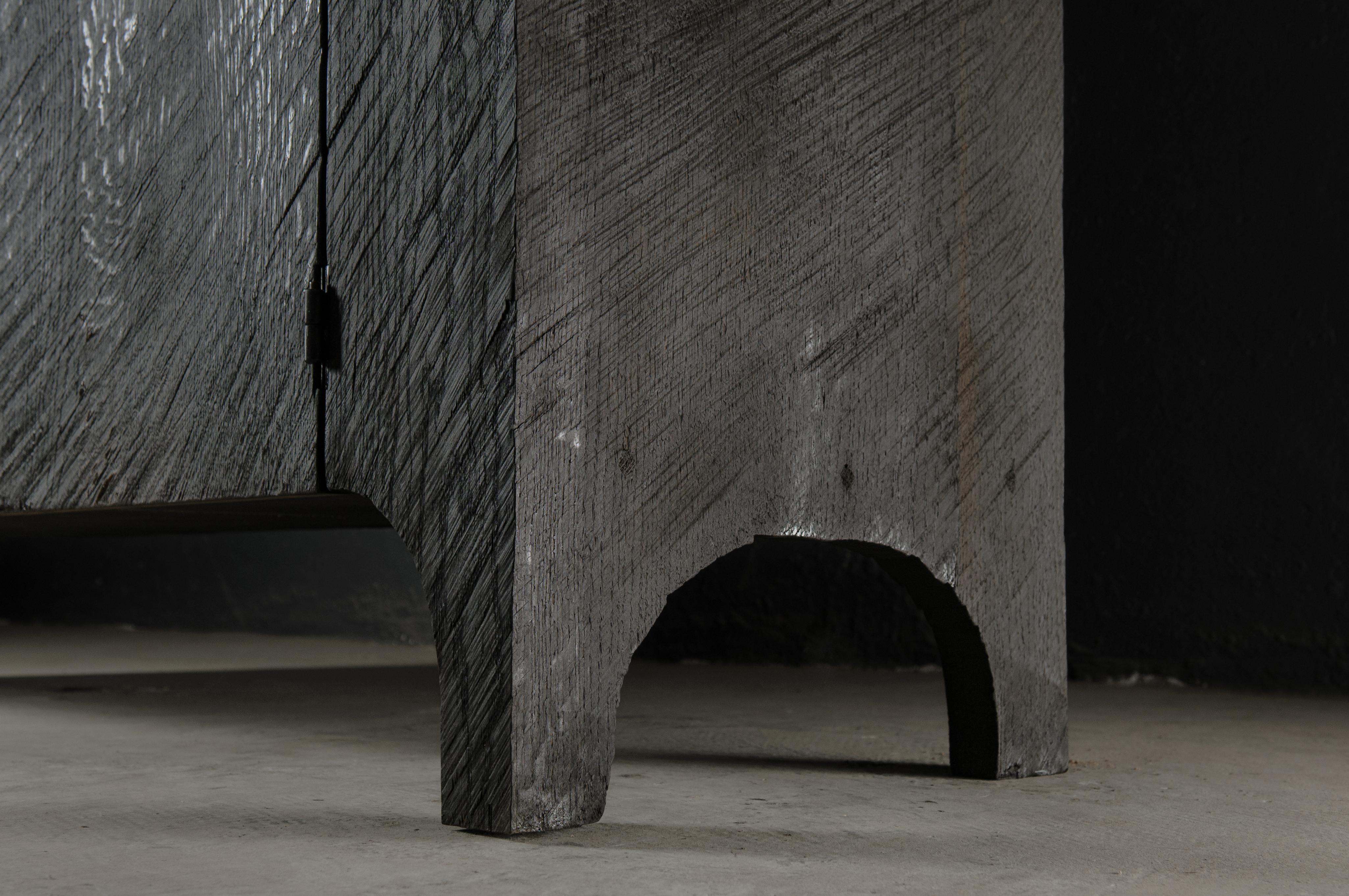 Armario alto esculpido contemporáneo en roble negro macizo Roble en venta