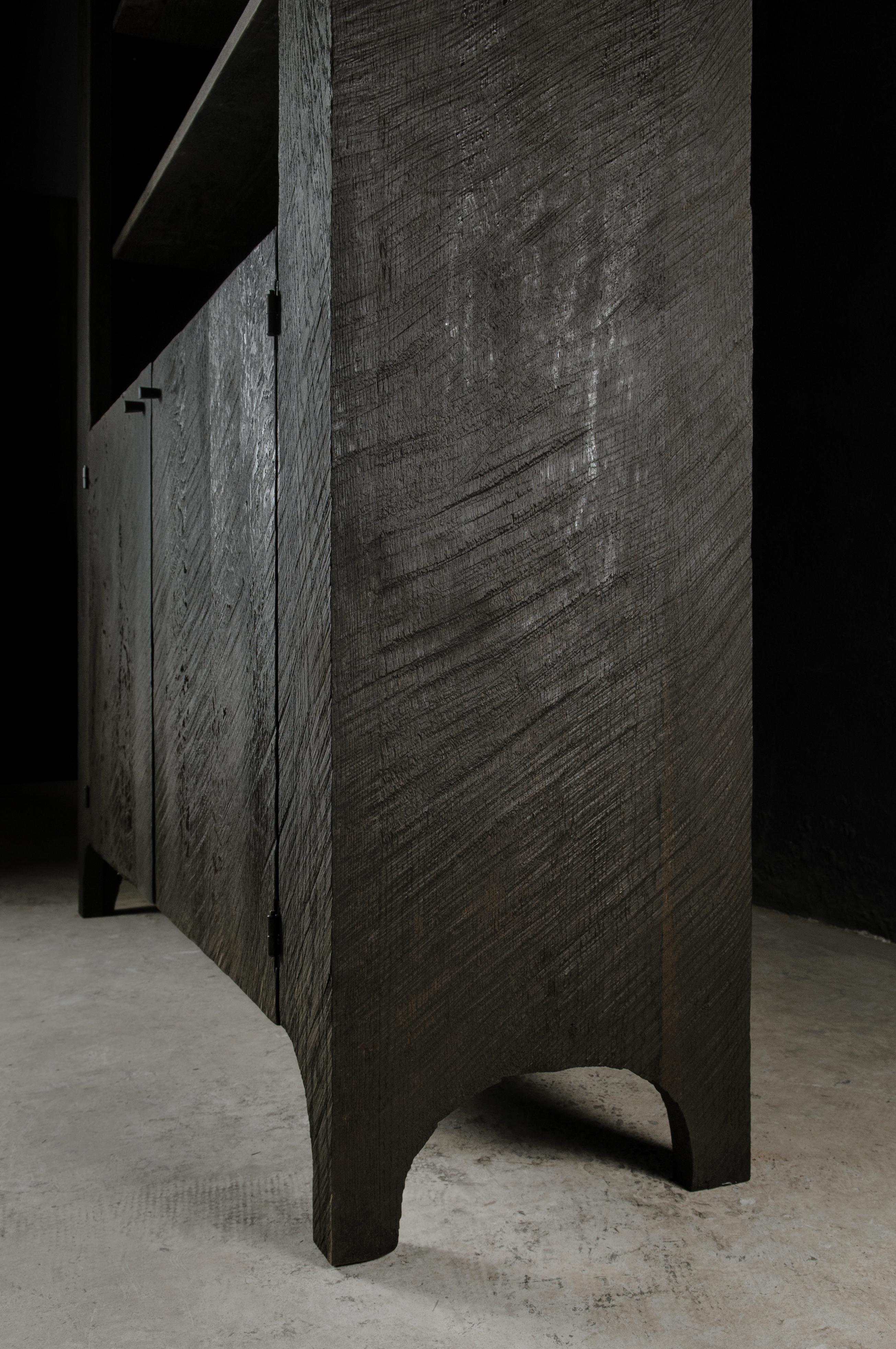 Armario alto esculpido contemporáneo en roble negro macizo en venta 1