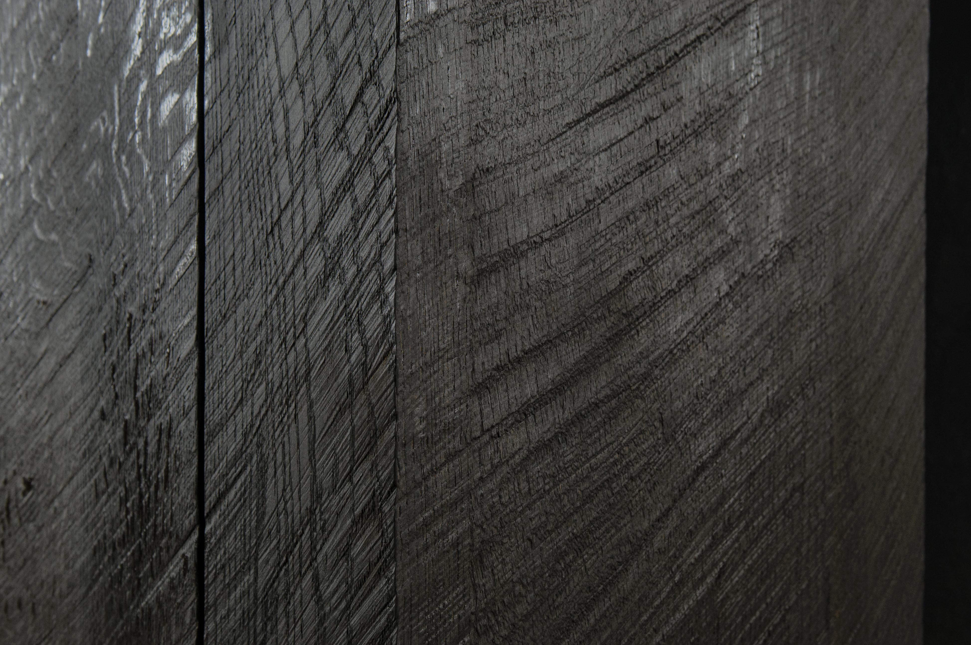 Armario alto esculpido contemporáneo en roble negro macizo en venta 2