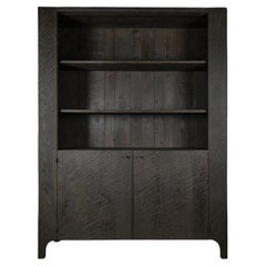 Armadio alto scolpito contemporaneo in rovere nero massiccio
