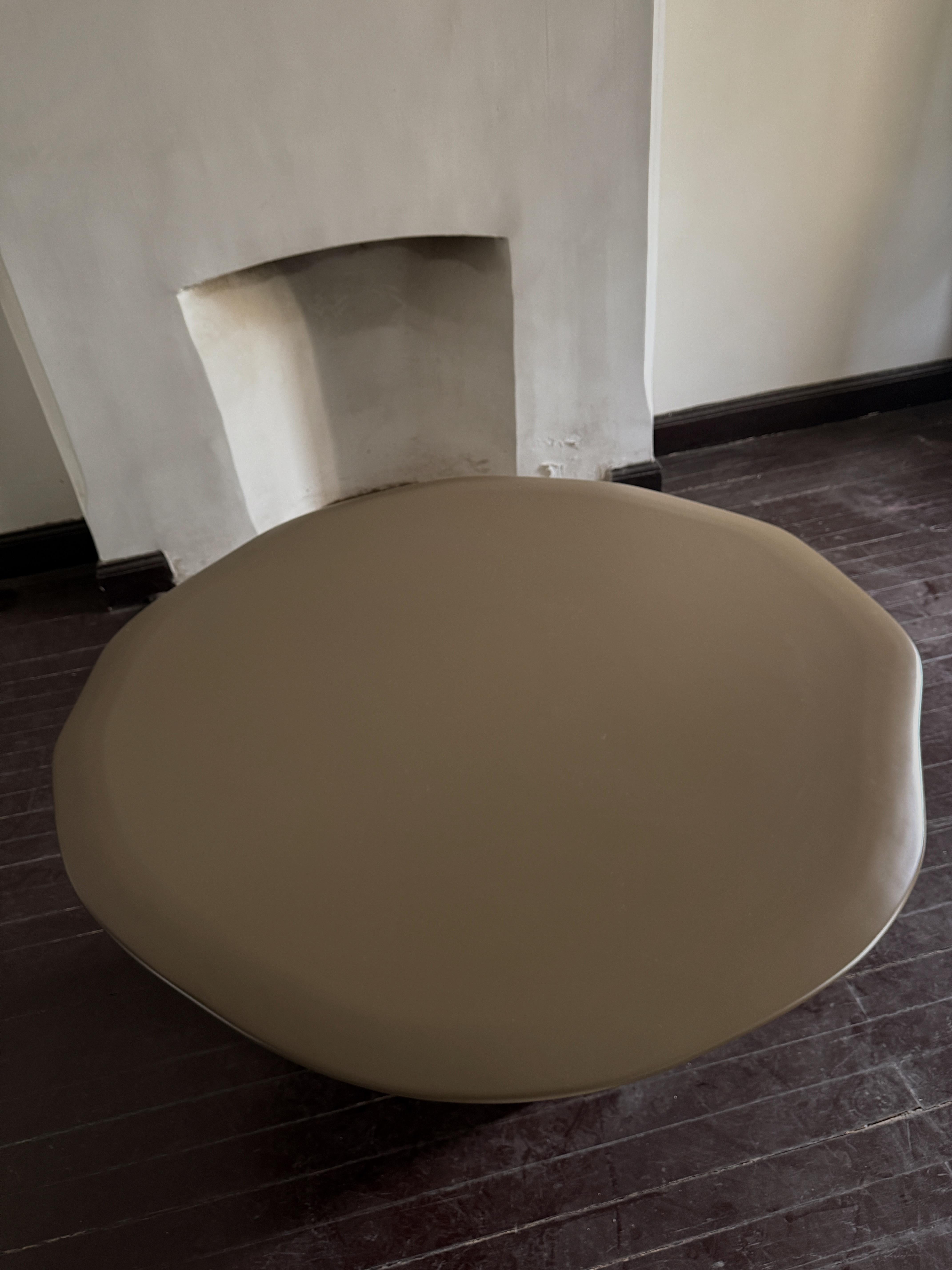 Mesa contemporánea de patas orgánicas esculpidas y tapa redonda de madera marrón by kar Siglo XXI y contemporáneo en venta