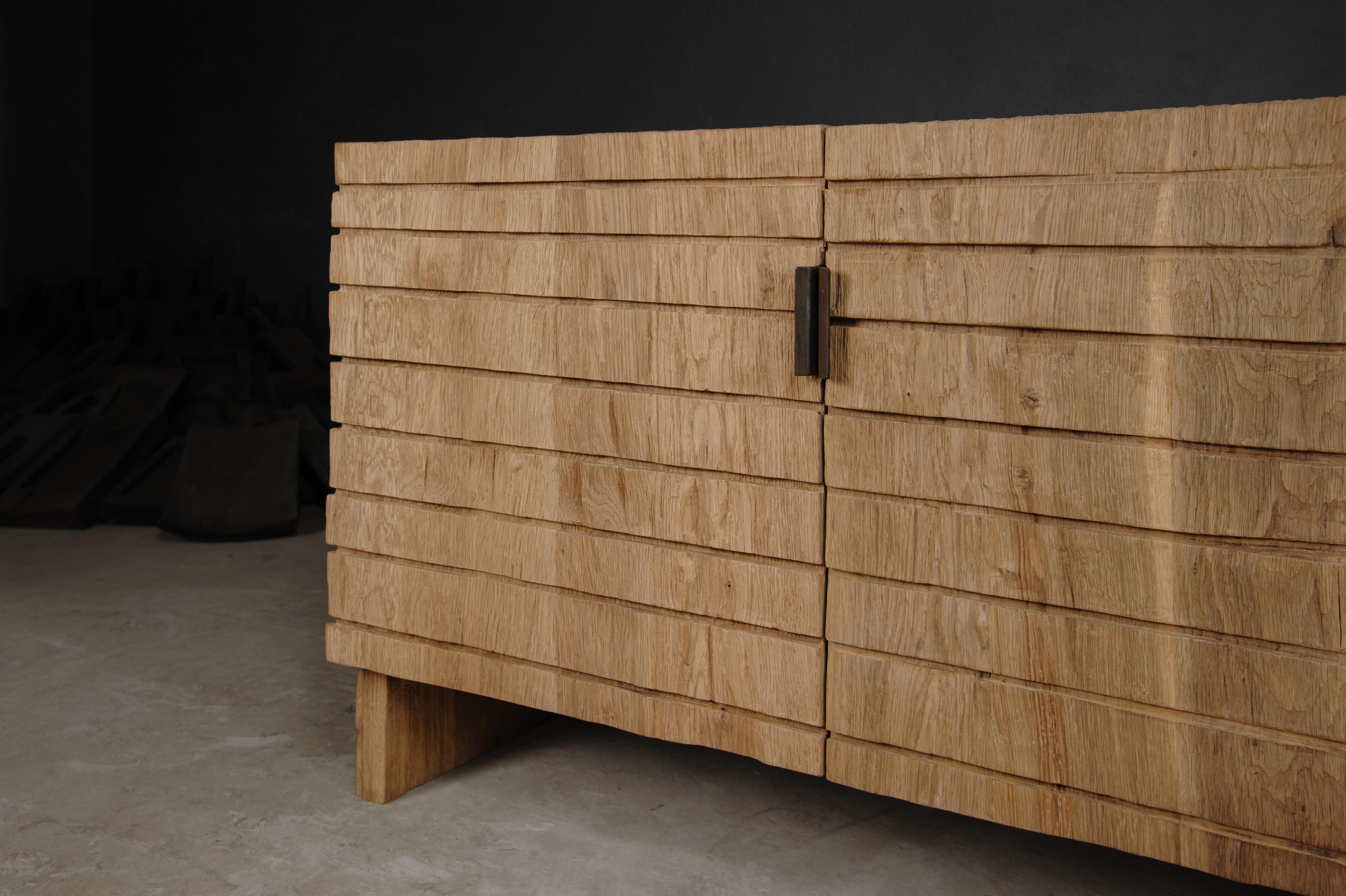 Credenza scultorea contemporanea in rovere massiccio, con texture chiara e a scacchiera in vendita 3