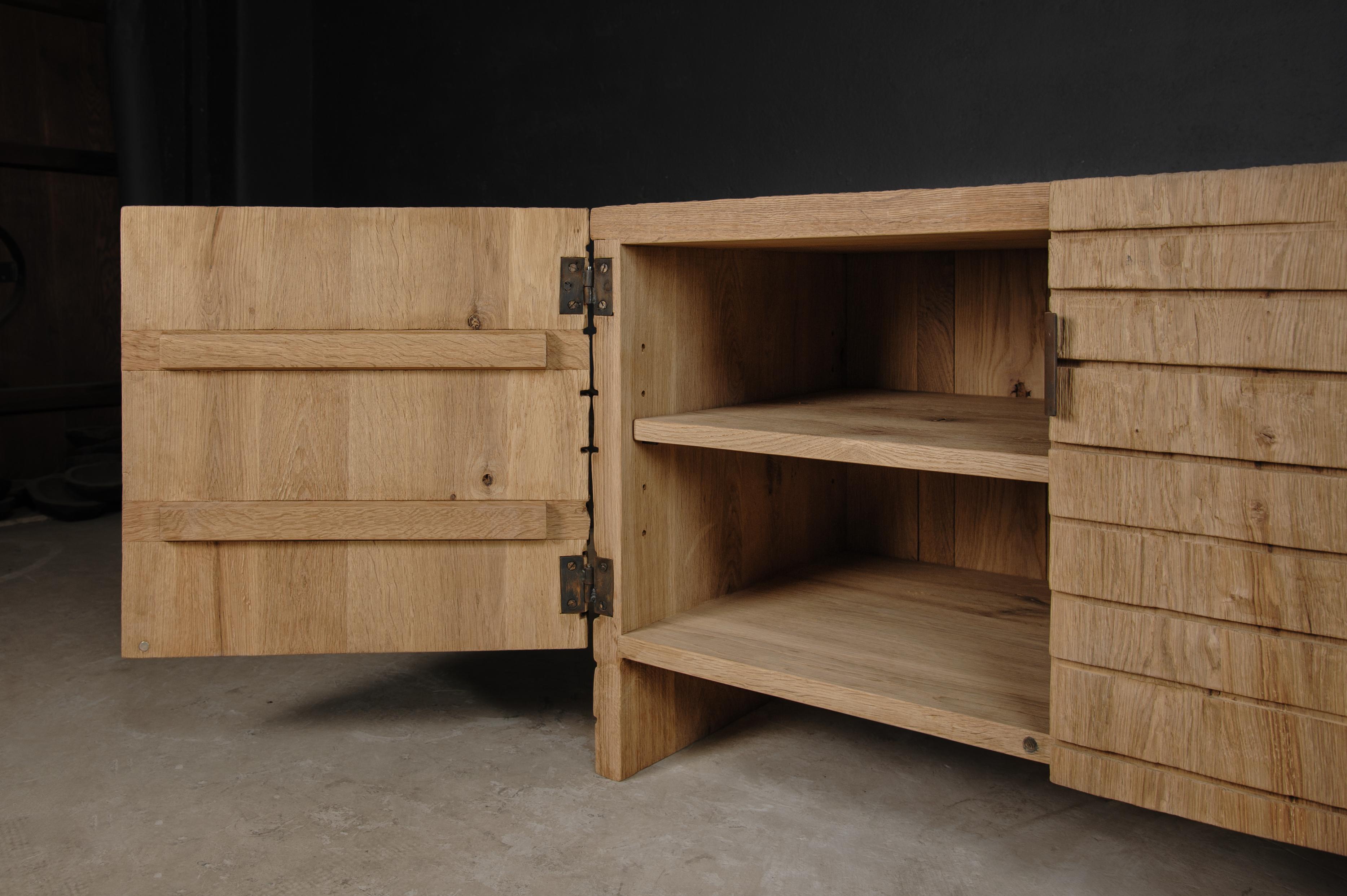 Credenza scultorea contemporanea in rovere massiccio, con texture chiara e a scacchiera in vendita 4