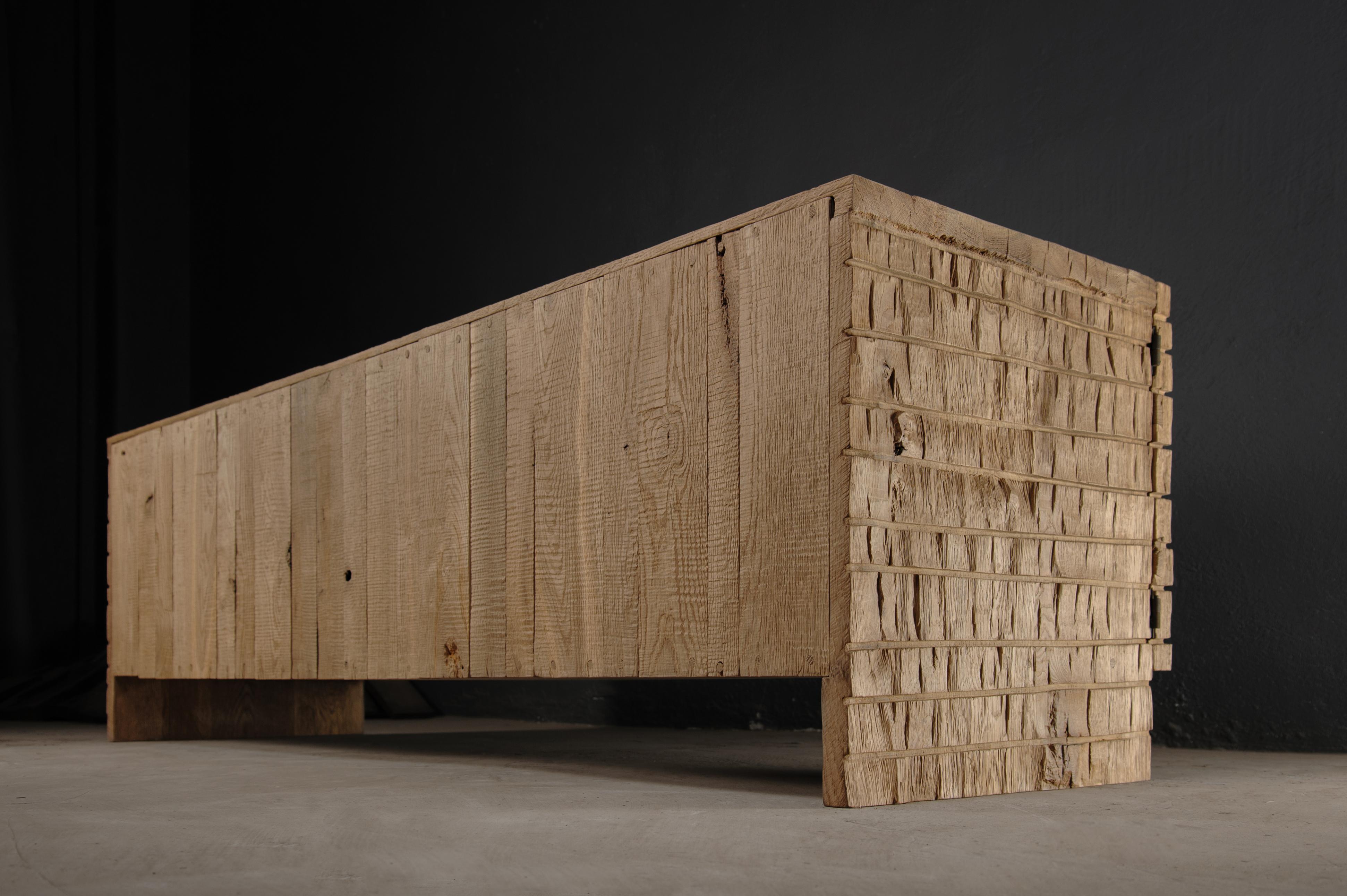 Credenza scultorea contemporanea in rovere massiccio, con texture chiara e a scacchiera in vendita 5