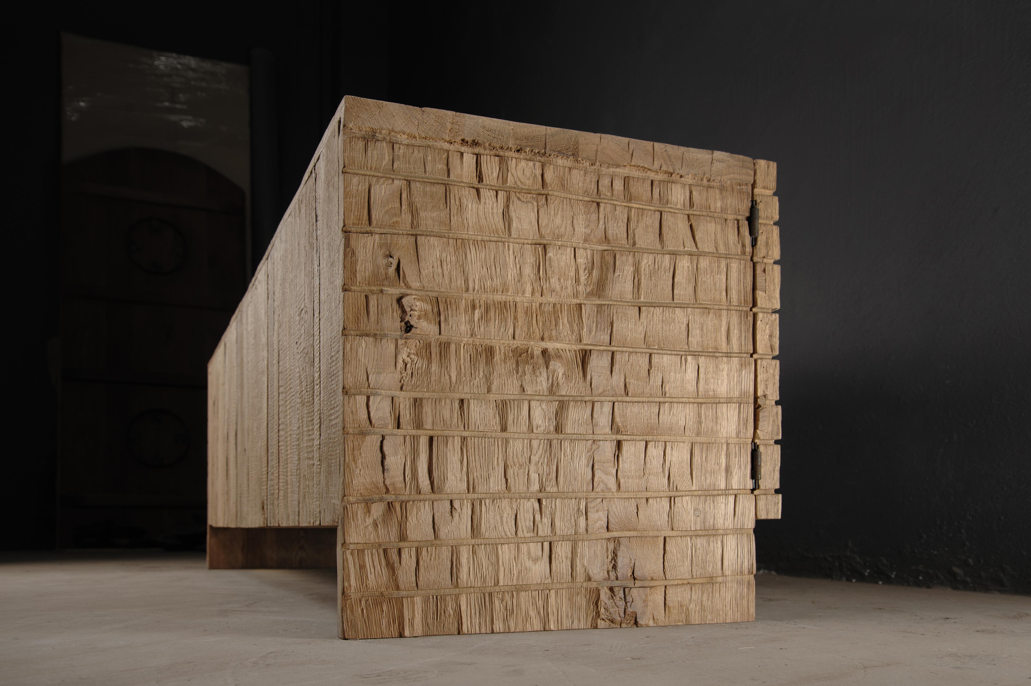 Credenza scultorea contemporanea in rovere massiccio, con texture chiara e a scacchiera in vendita 6
