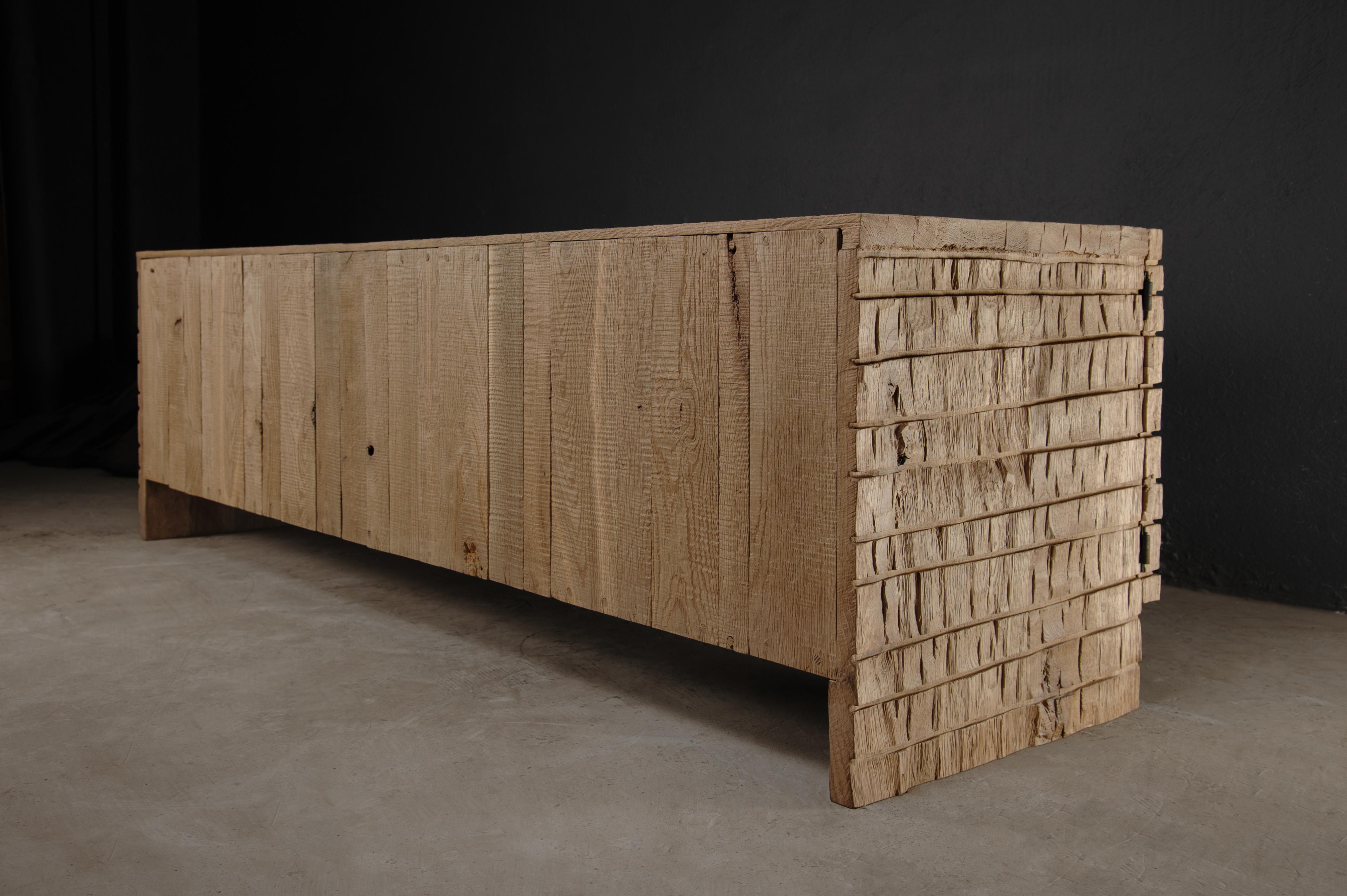 Credenza scultorea contemporanea in rovere massiccio, con texture chiara e a scacchiera in vendita 7