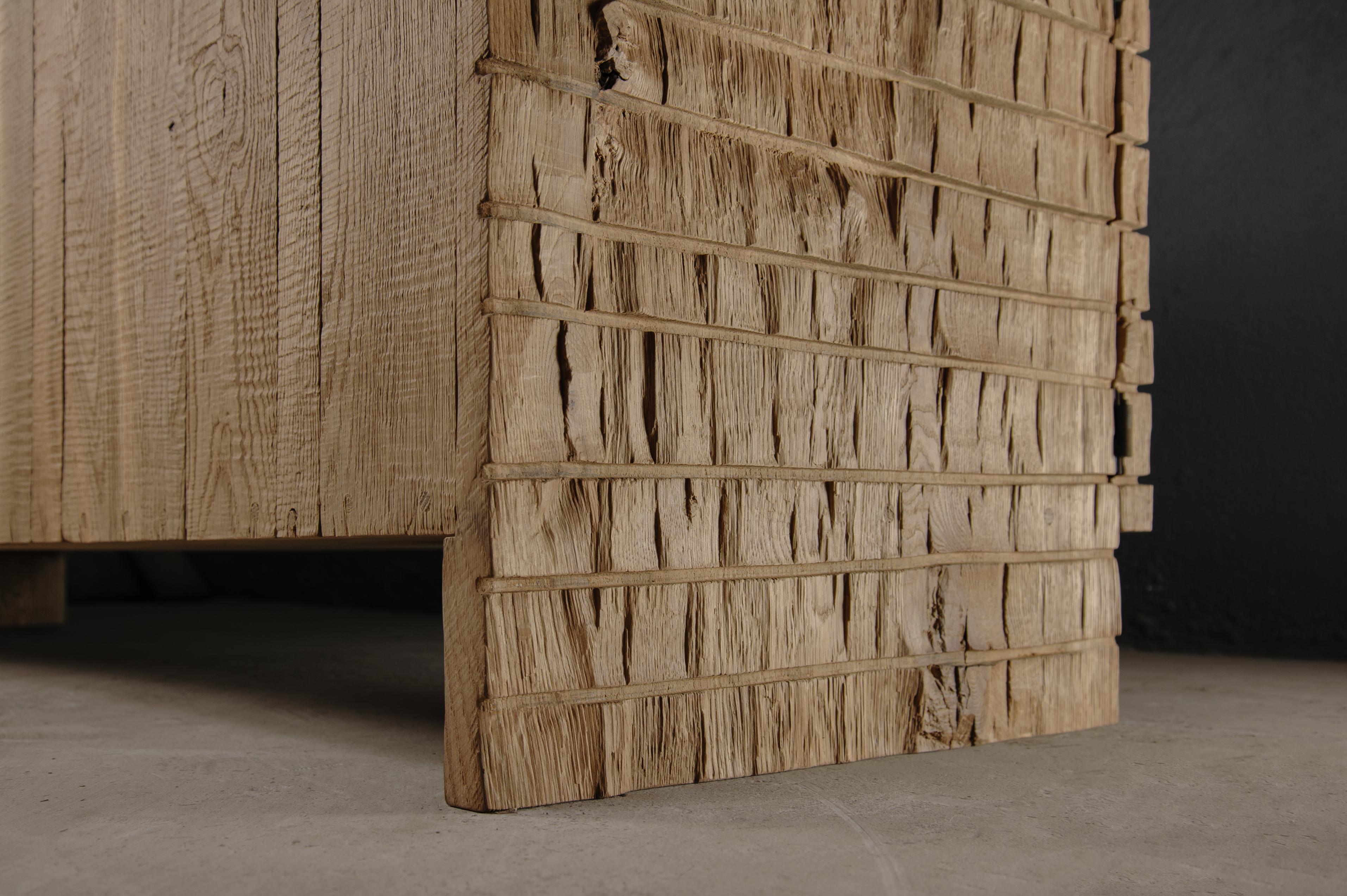 Credenza scultorea contemporanea in rovere massiccio, con texture chiara e a scacchiera in vendita 8