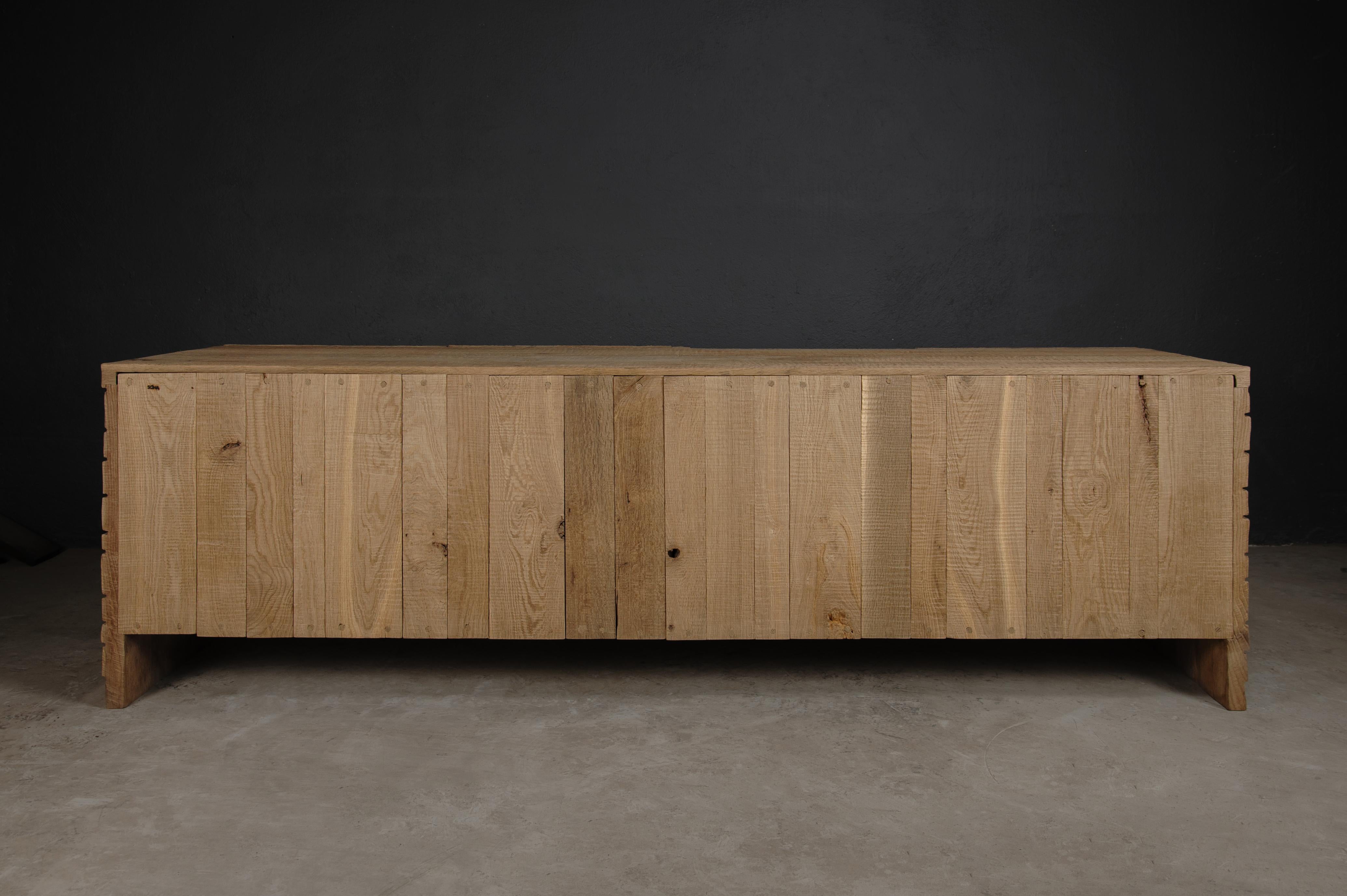 Credenza scultorea contemporanea in rovere massiccio, con texture chiara e a scacchiera in vendita 9