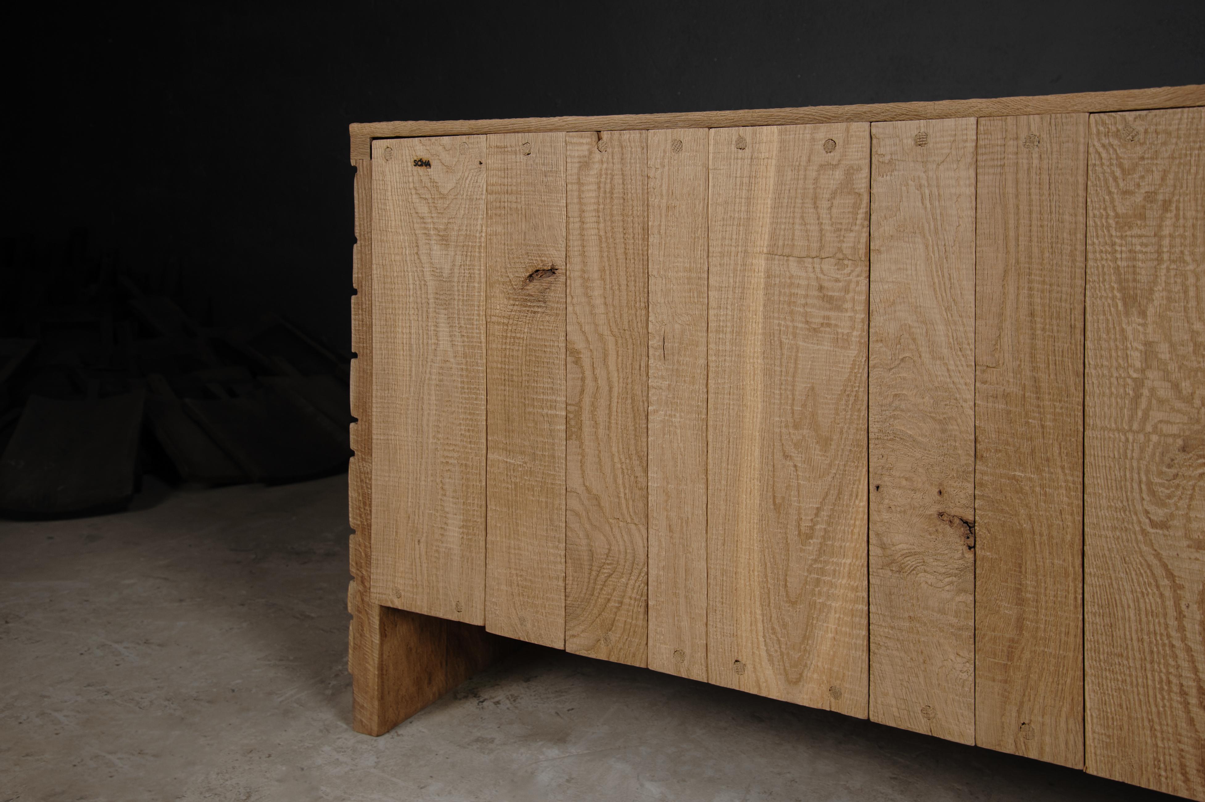 Credenza scultorea contemporanea in rovere massiccio, con texture chiara e a scacchiera in vendita 10