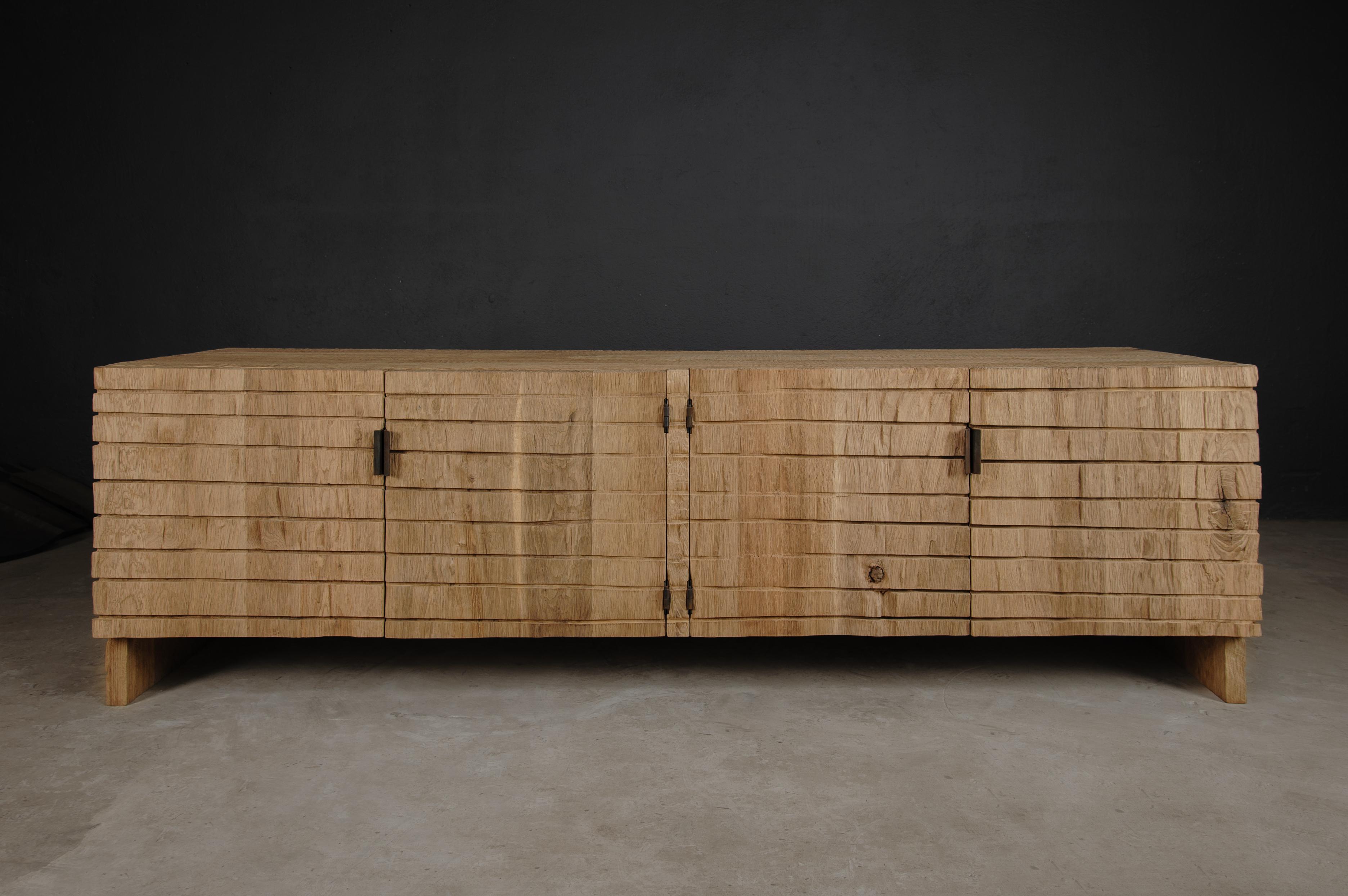 Credenza scultorea contemporanea in rovere massiccio, Oak Oak Light, struttura a scacchiera

Dimensioni: 
H. 60 x L. 200 x P. 55 cm

Un pezzo unico realizzato su ordinazione.

Fondato dall'artista Denis Milovanov, lo studio di design SÓHA concepisce