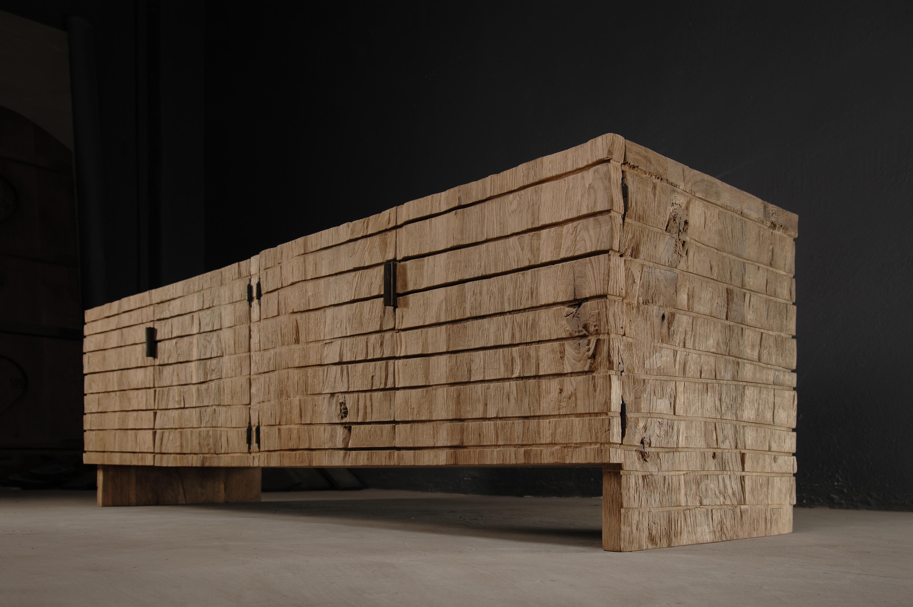 Brutalismo Credenza scultorea contemporanea in rovere massiccio, con texture chiara e a scacchiera in vendita