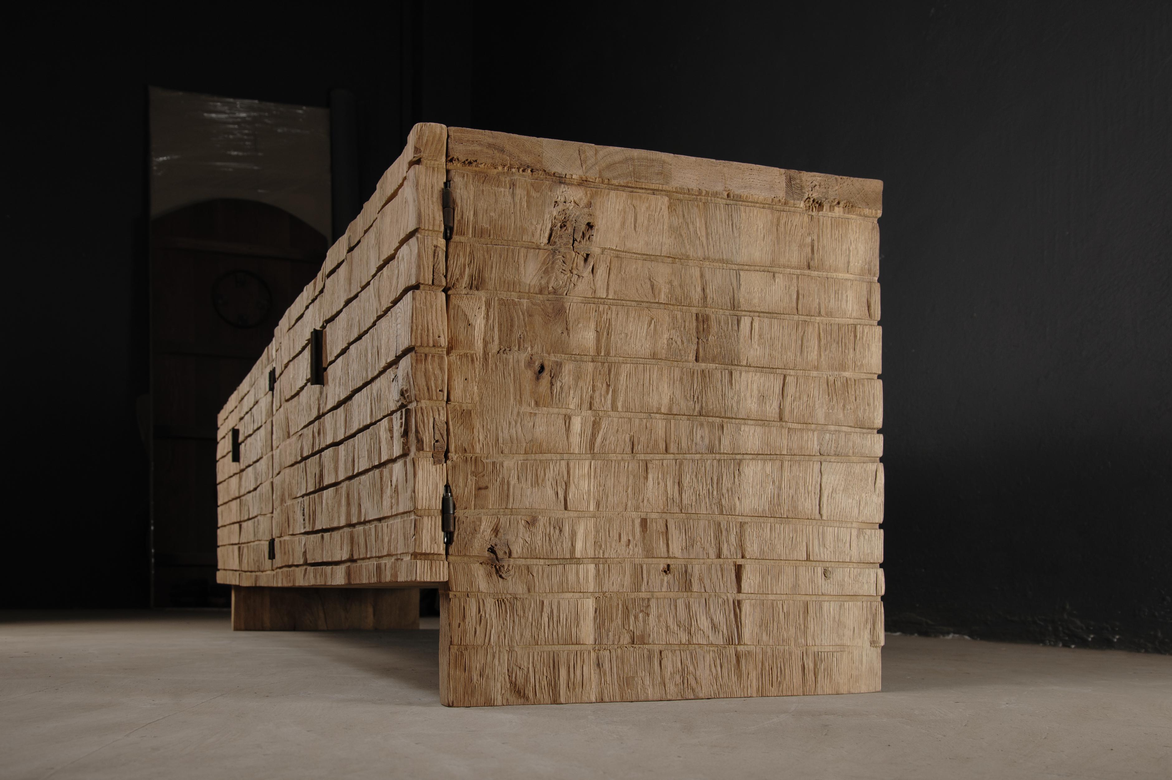 Russo Credenza scultorea contemporanea in rovere massiccio, con texture chiara e a scacchiera in vendita